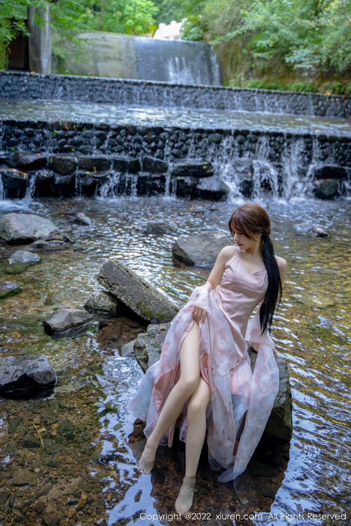 秀人集.com_[XiuRen秀人网]No.5690_模特婠婠么户外拍摄性感淡紫色吊带裙秀曼妙身材靓丽迷人写真81P