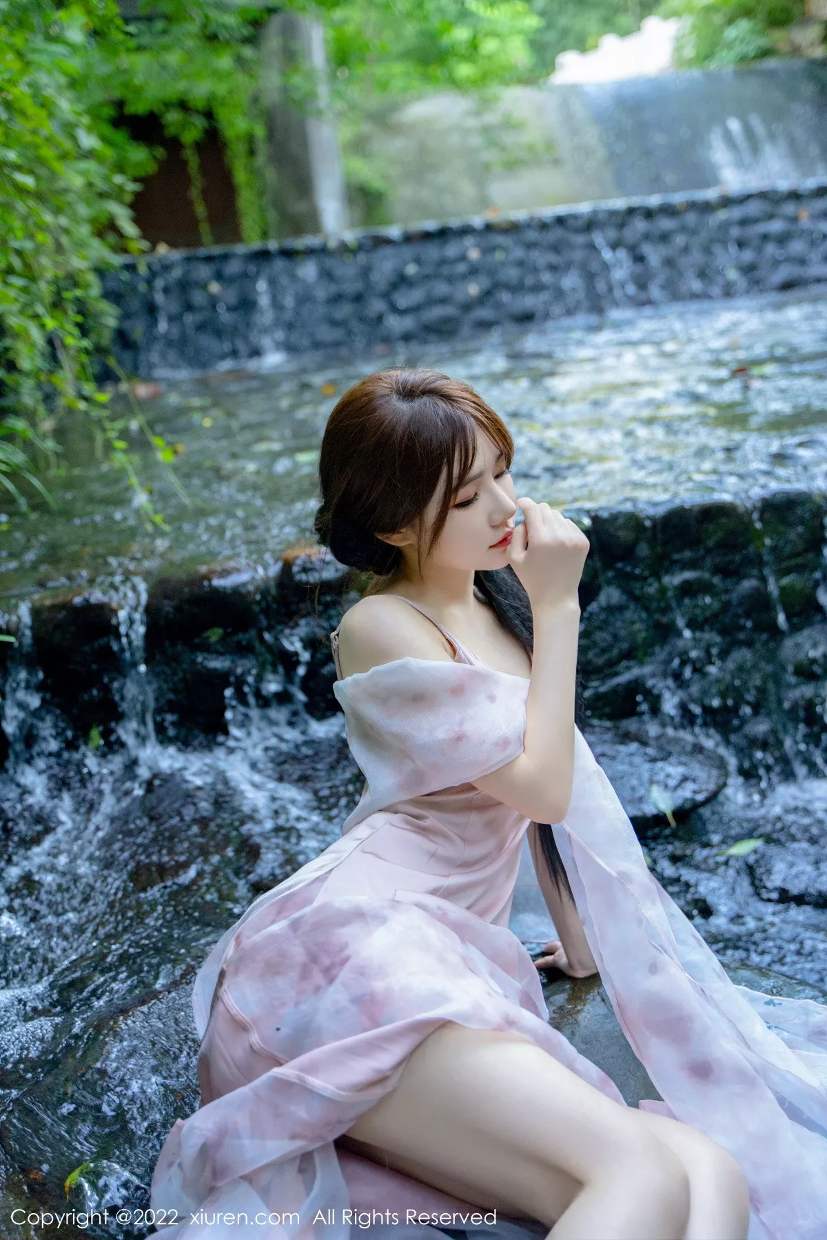 秀人集.com_[XiuRen秀人网]No.5690_模特婠婠么户外拍摄性感淡紫色吊带裙秀曼妙身材靓丽迷人写真81P