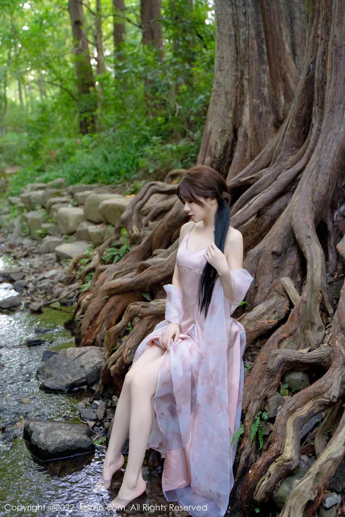 秀人集.com_[XiuRen秀人网]No.5690_模特婠婠么户外拍摄性感淡紫色吊带裙秀曼妙身材靓丽迷人写真81P