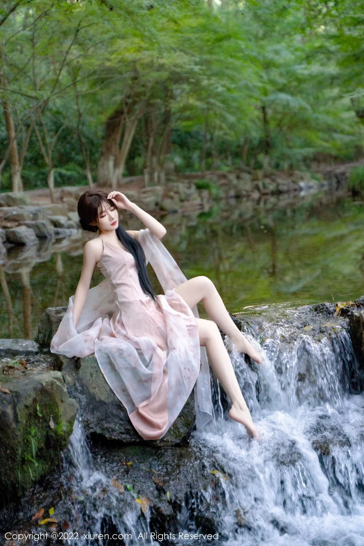 秀人集.com_[XiuRen秀人网]No.5690_模特婠婠么户外拍摄性感淡紫色吊带裙秀曼妙身材靓丽迷人写真81P