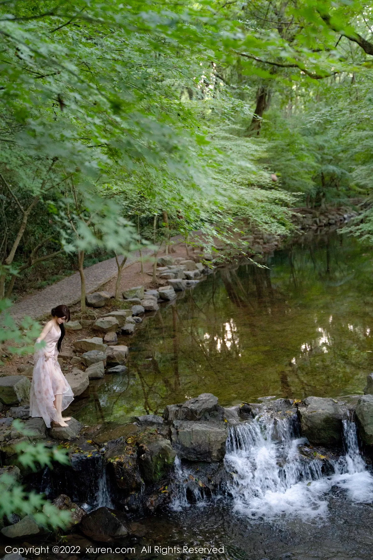 秀人集.com_[XiuRen秀人网]No.5690_模特婠婠么户外拍摄性感淡紫色吊带裙秀曼妙身材靓丽迷人写真81P