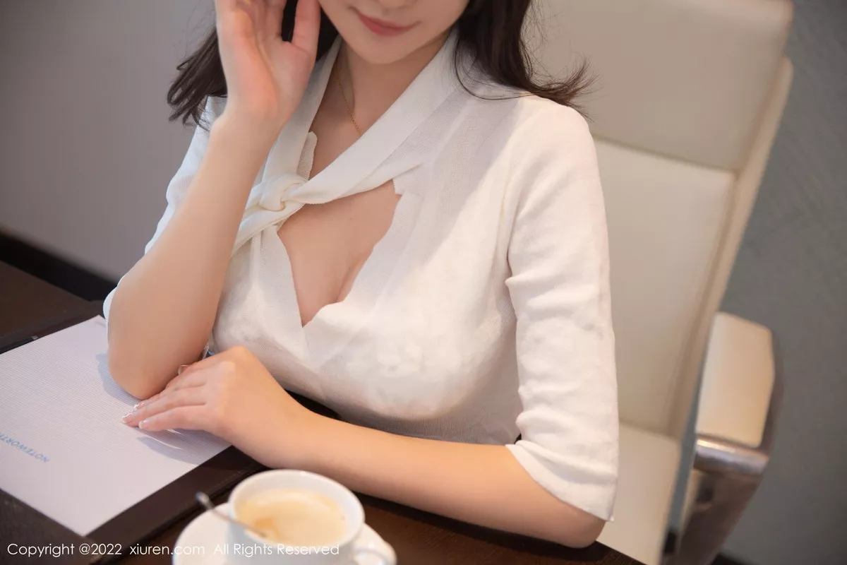 秀人集.com_[XiuRen秀人网]No.5705_模特熊小诺北京旅拍白色上衣配黑短裙露超薄黑丝极致诱惑写真75P