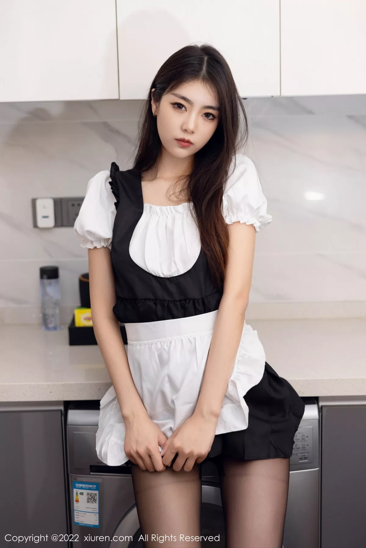 秀人集.com_[XiuRen秀人网]No.5706_模特可乐Vicky黑白拼色厨娘服饰配超薄黑丝秀苗条身材性感写真60P