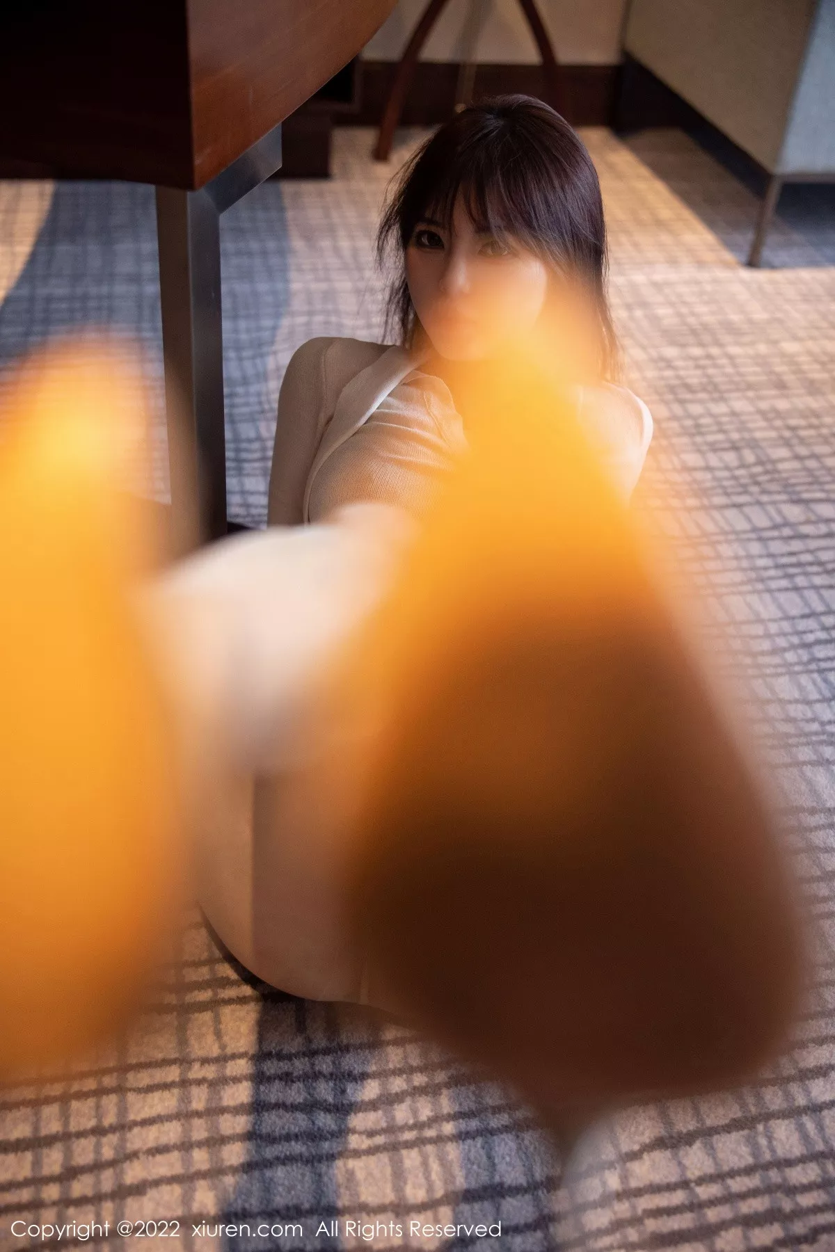 秀人集.com_[XiuRen秀人网]No.5704_模特Arude薇薇浅色上衣配浅蓝灰短裙露黑色蕾丝内衣诱惑写真82P