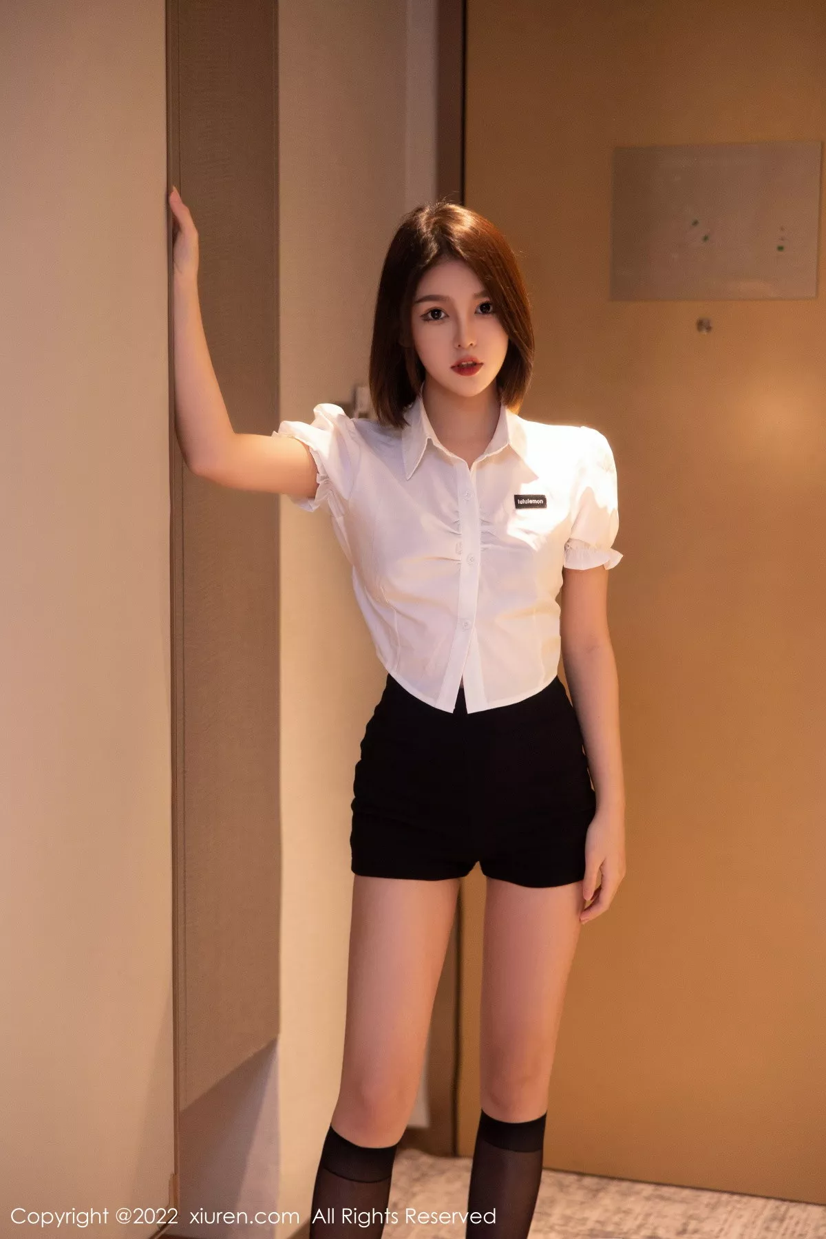 秀人集.com_[XiuRen秀人网]No.5702_新人模特美羊羊宾馆里性感白T配黑短裤露性感薄纱内衣诱惑写真88P