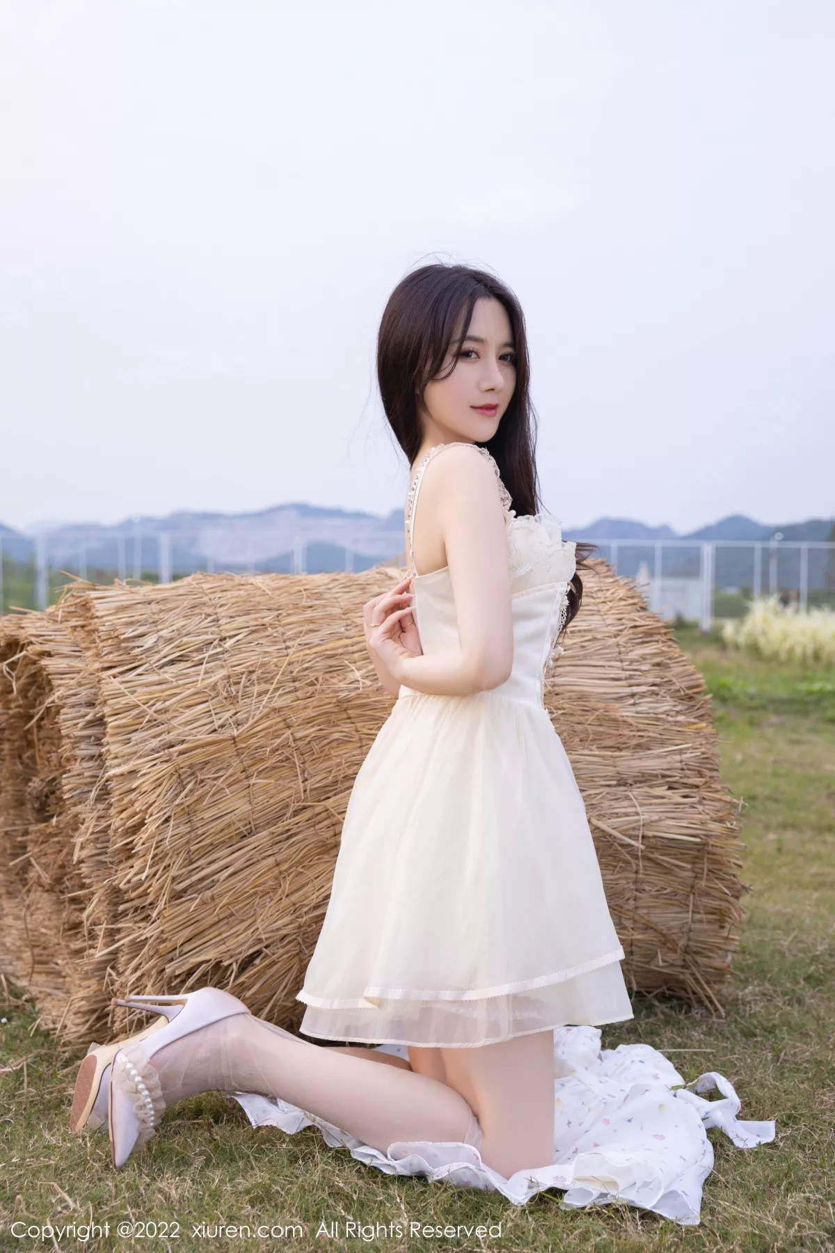 秀人集.com_[XiuRen秀人网]No.5715_模特鱼子酱Fish户外场景性感白色羽翼公主裙配原色丝袜迷人写真82P