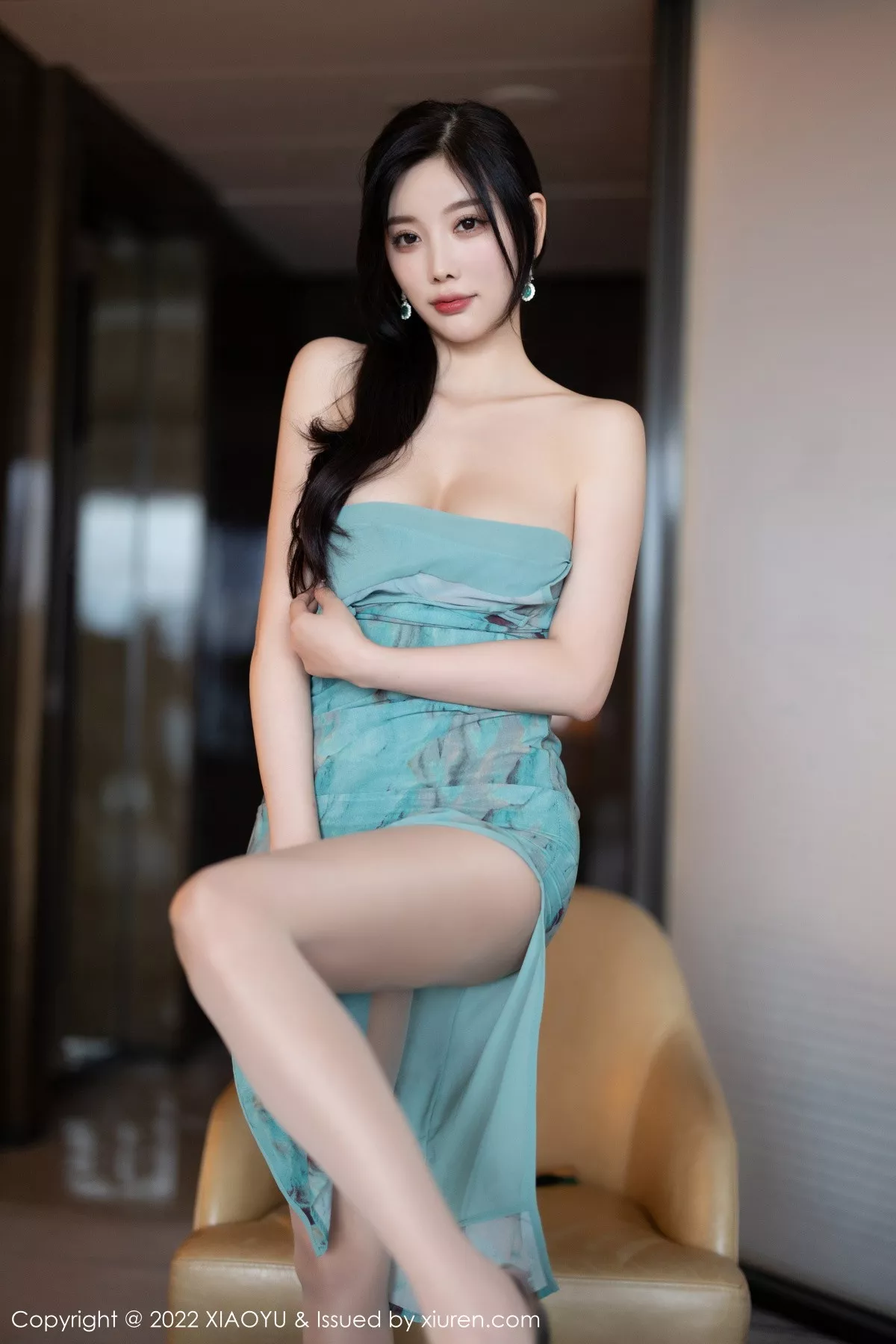 秀人集.com_[XiaoYu画语界]Vol.882_女神杨晨晨Yome户外蓝暗色旗袍配超薄肉丝秀完美身材诱惑写真92P