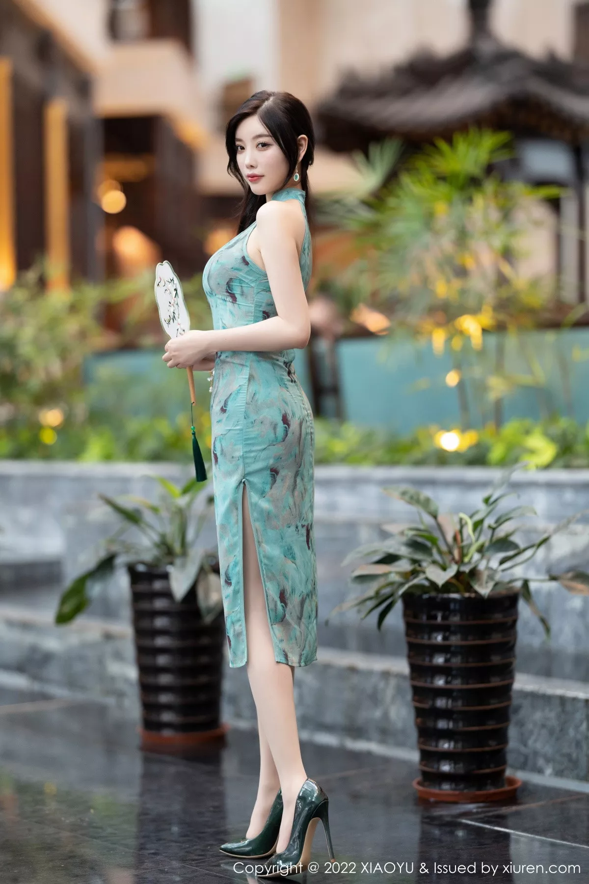 秀人集.com_[XiaoYu画语界]Vol.882_女神杨晨晨Yome户外蓝暗色旗袍配超薄肉丝秀完美身材诱惑写真92P