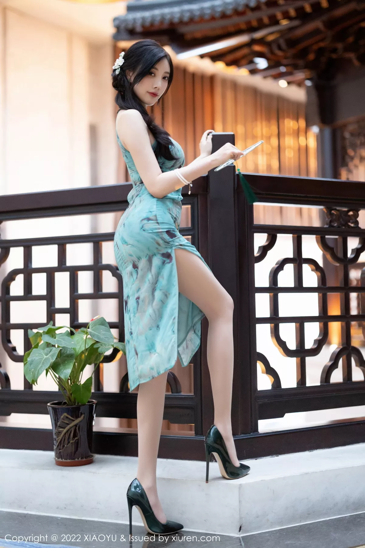 秀人集.com_[XiaoYu画语界]Vol.882_女神杨晨晨Yome户外蓝暗色旗袍配超薄肉丝秀完美身材诱惑写真92P