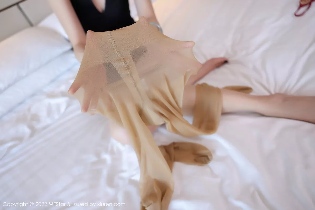 秀人集.com_[MFStar模范学院]Vol.572_模特吴思晚私房性感黑色连衣裙配超薄肉丝秀高挑身材迷人写真71P