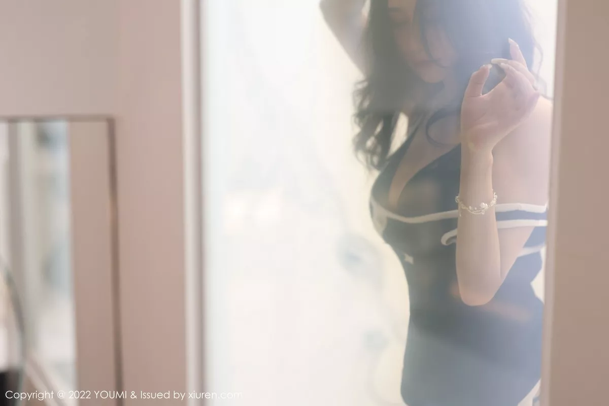 秀人集.com_[YouMi尤蜜荟]Vol.855_模特laura阿姣私房脱黑色上衣露性感黑色蕾丝内衣完美诱惑写真79P