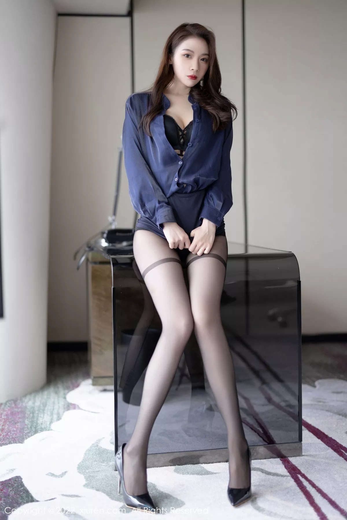 秀人集.com_[XiuRen秀人网]No.5729_模特梦心玥心愿旅拍脱深蓝上衣露性感内衣配超薄黑丝诱惑写真91P