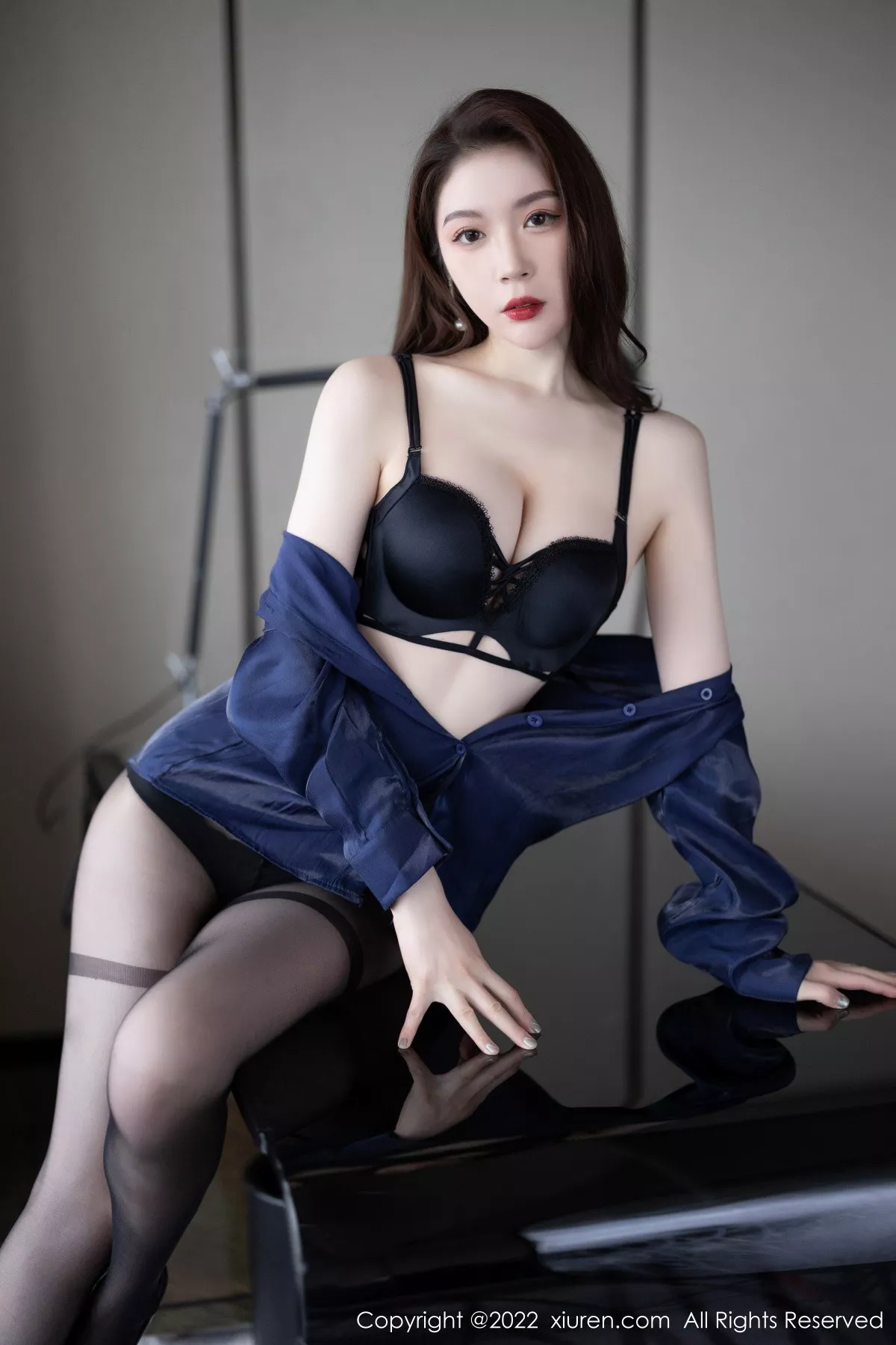 秀人集.com_[XiuRen秀人网]No.5729_模特梦心玥心愿旅拍脱深蓝上衣露性感内衣配超薄黑丝诱惑写真91P