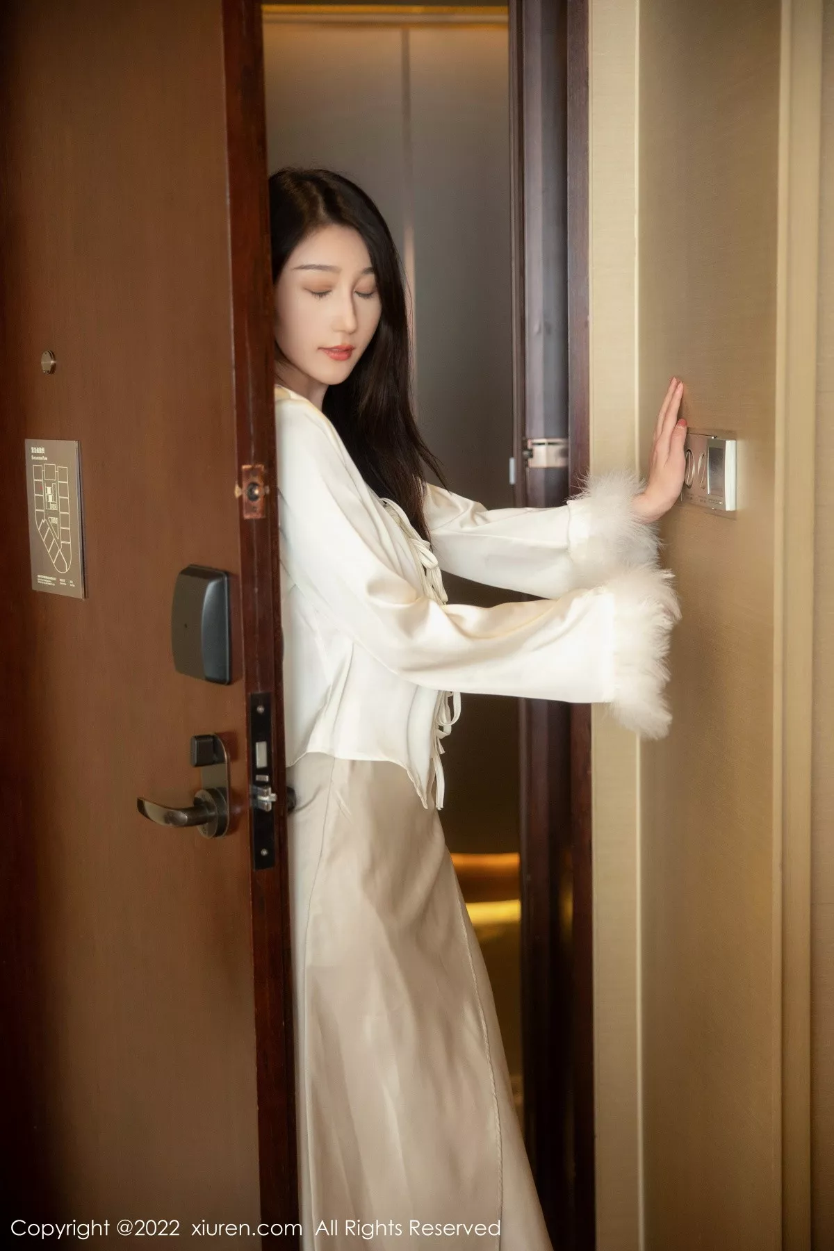 秀人集.com_[XiuRen秀人网]No.5734_新人模特薇薇酱都市丽人脱白色套装露红色蕾丝内衣撩人诱惑写真87P