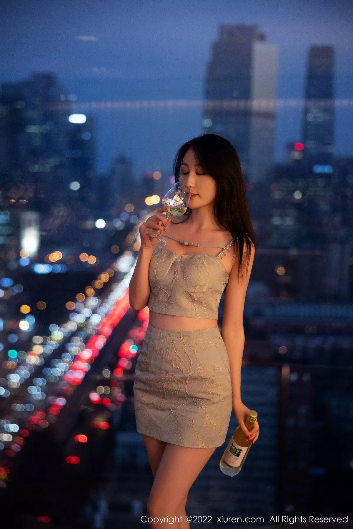 秀人集.com_[XiuRen秀人网]No.5734_新人模特薇薇酱都市丽人脱白色套装露红色蕾丝内衣撩人诱惑写真87P