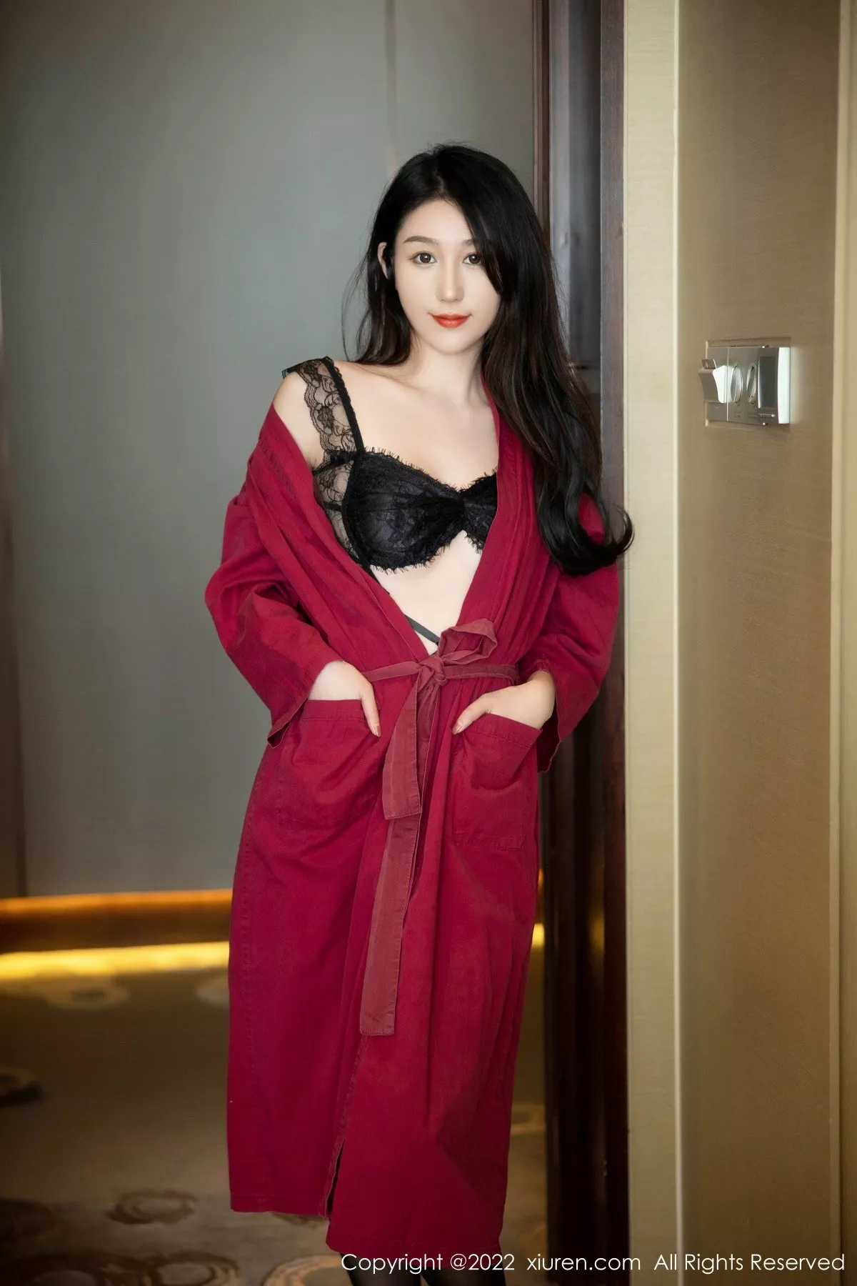 秀人集.com_[XiuRen秀人网]No.5624_新人模特薇薇酱私房性感红色浴袍露黑色蕾丝内衣完美诱惑写真80P