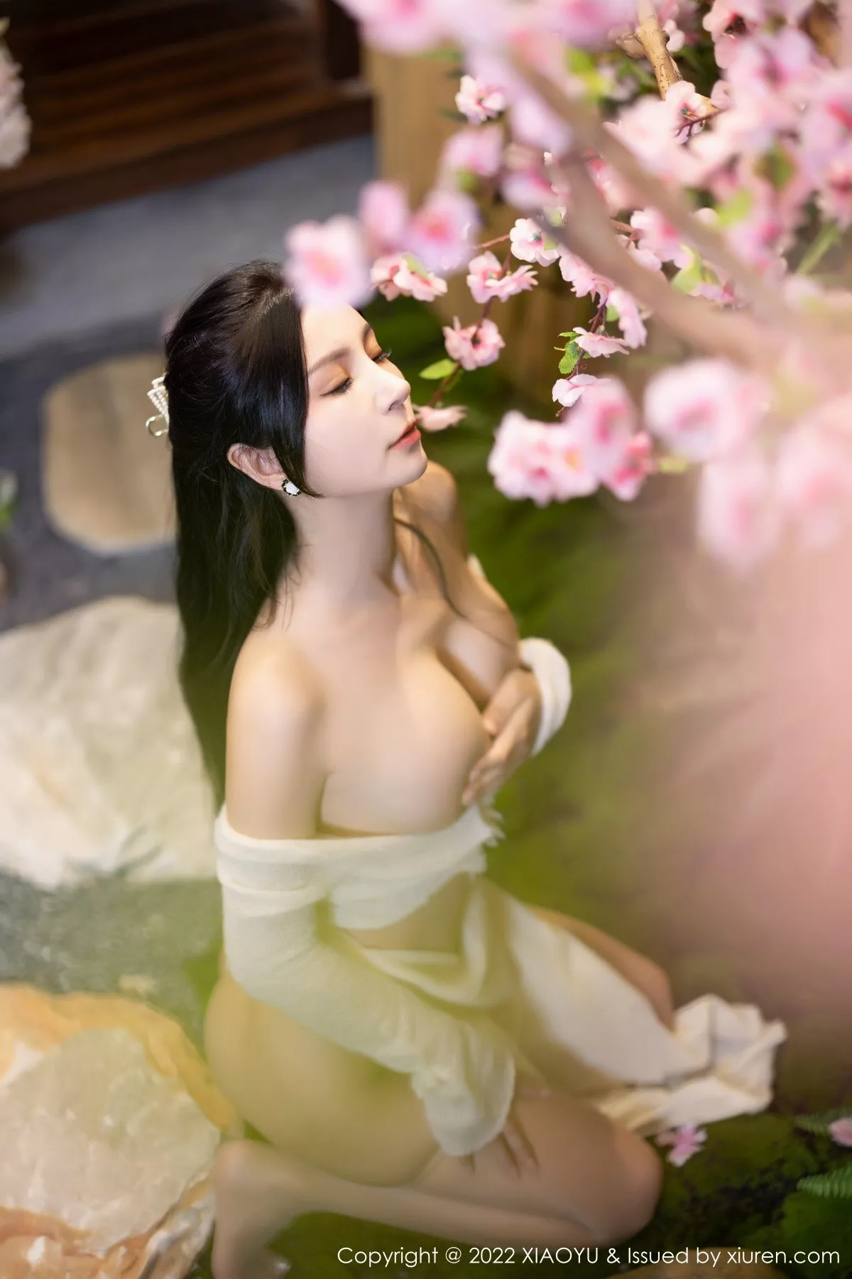 秀人集.com_[XiaoYu画语界]Vol.869_模特小蛮妖Yummy杭州旅拍性感白色连衣裙配原色丝袜诱惑写真85P