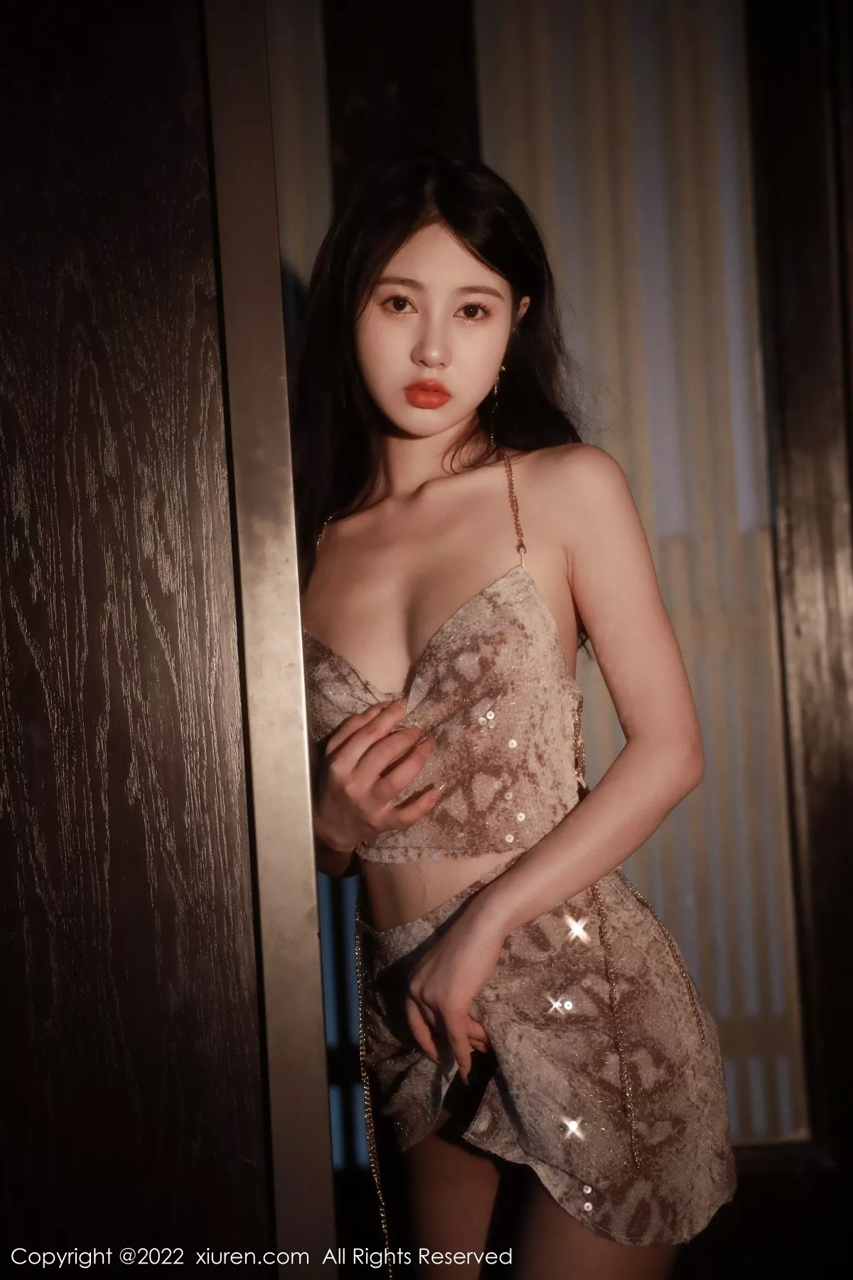 秀人集.com_[XiuRen秀人网]No.5632_模特谢晚晚性感浅色闪亮吊带裙配超薄黑丝秀完美身材诱惑写真91P