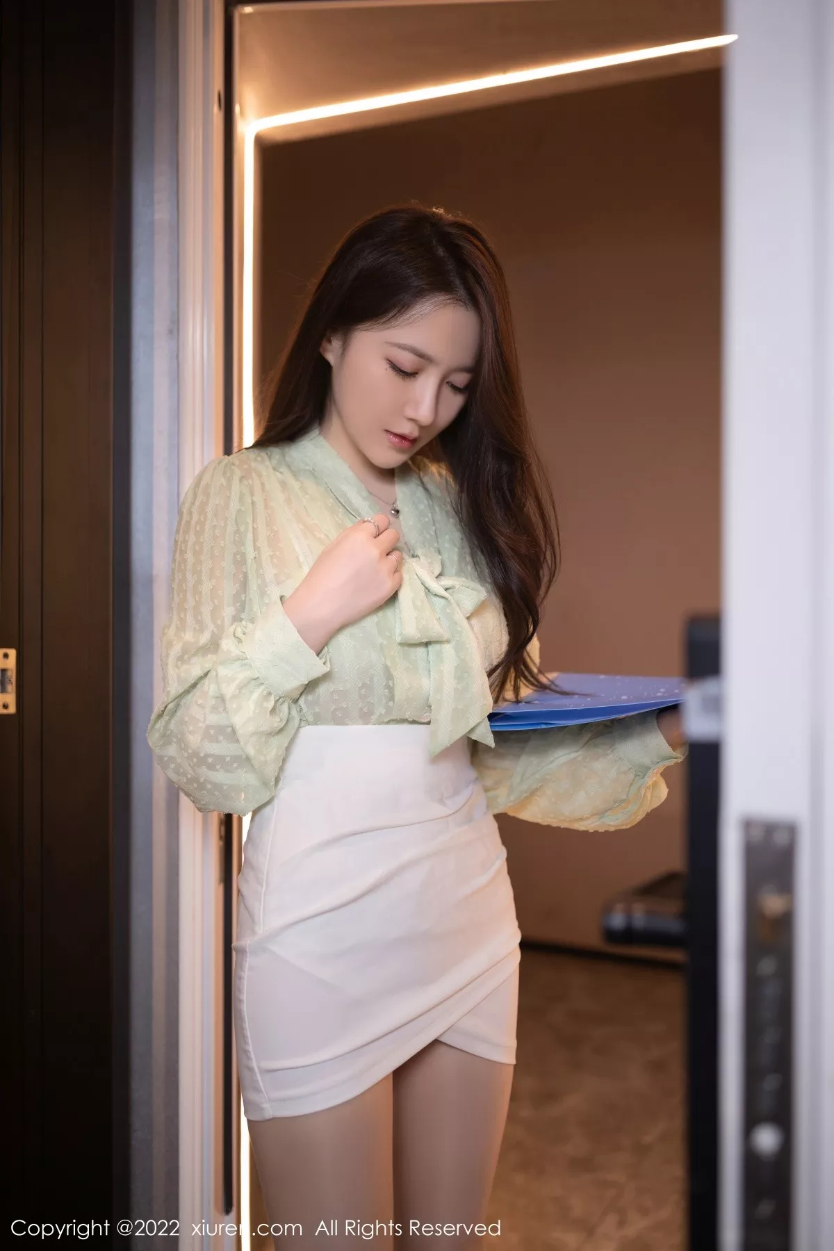 秀人集.com_[XiuRen秀人网]No.5639_模特鱼子酱Fish私房床上淡绿上衣露性感白色内衣迷人诱惑写真80P