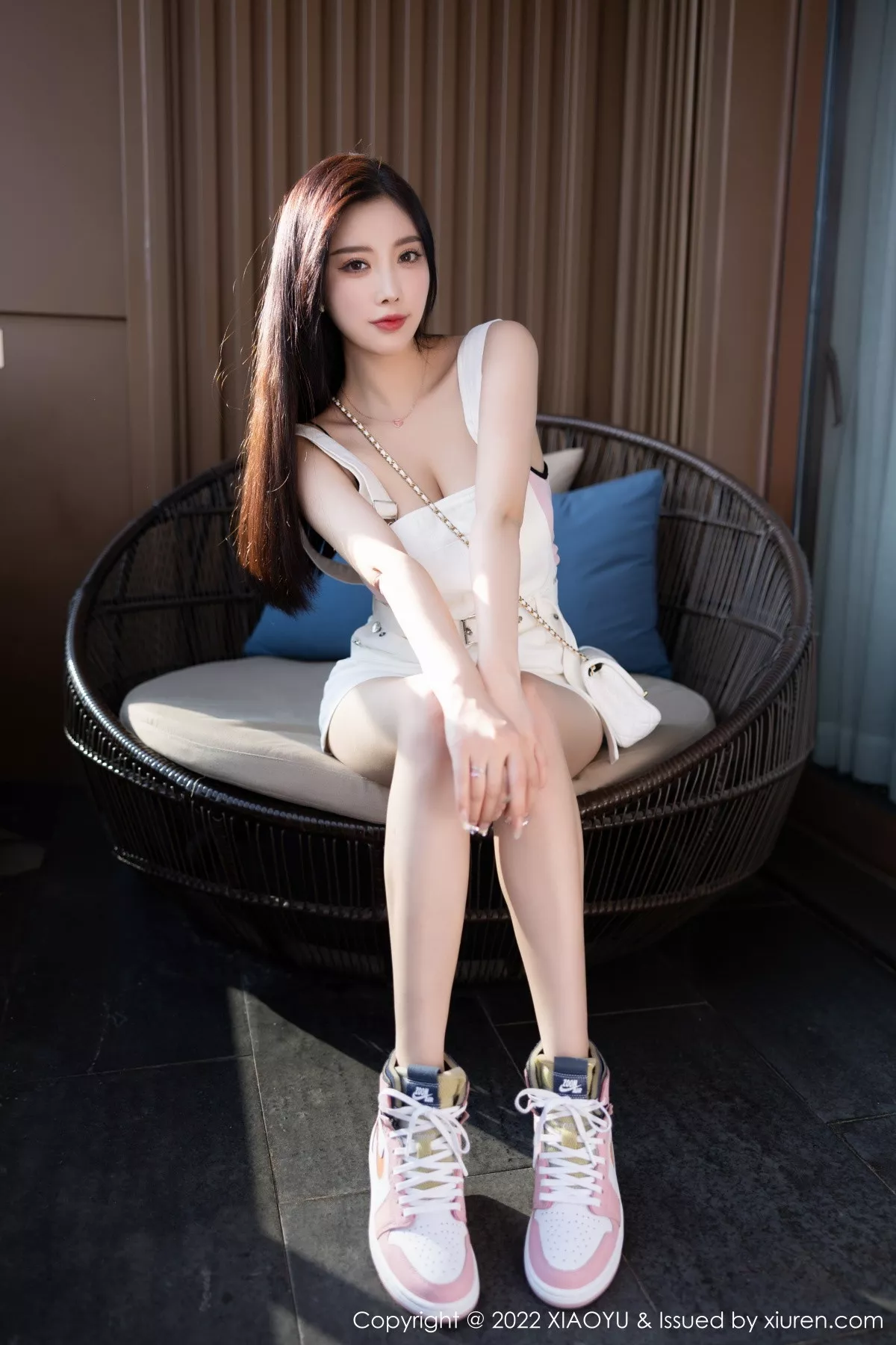 秀人集.com_[XiaoYu画语界]Vol.887_女神杨晨晨Yome杭州旅拍性感白色背带短裙露粉色内衣诱惑写真87P