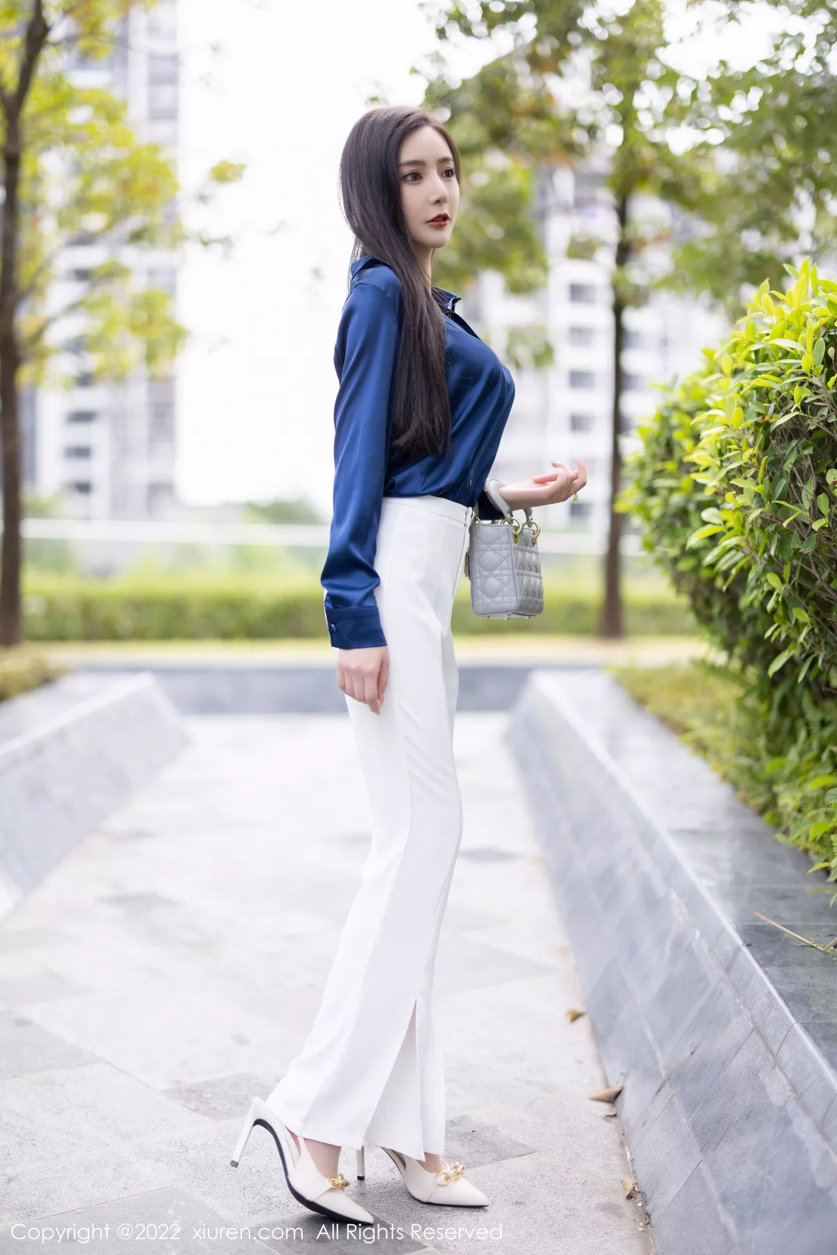 秀人集.com_[XiuRen秀人网]No.5790_女神王馨瑶yanni蓝色上衣配白长裤半脱露性感内衣迷人诱惑写真90P