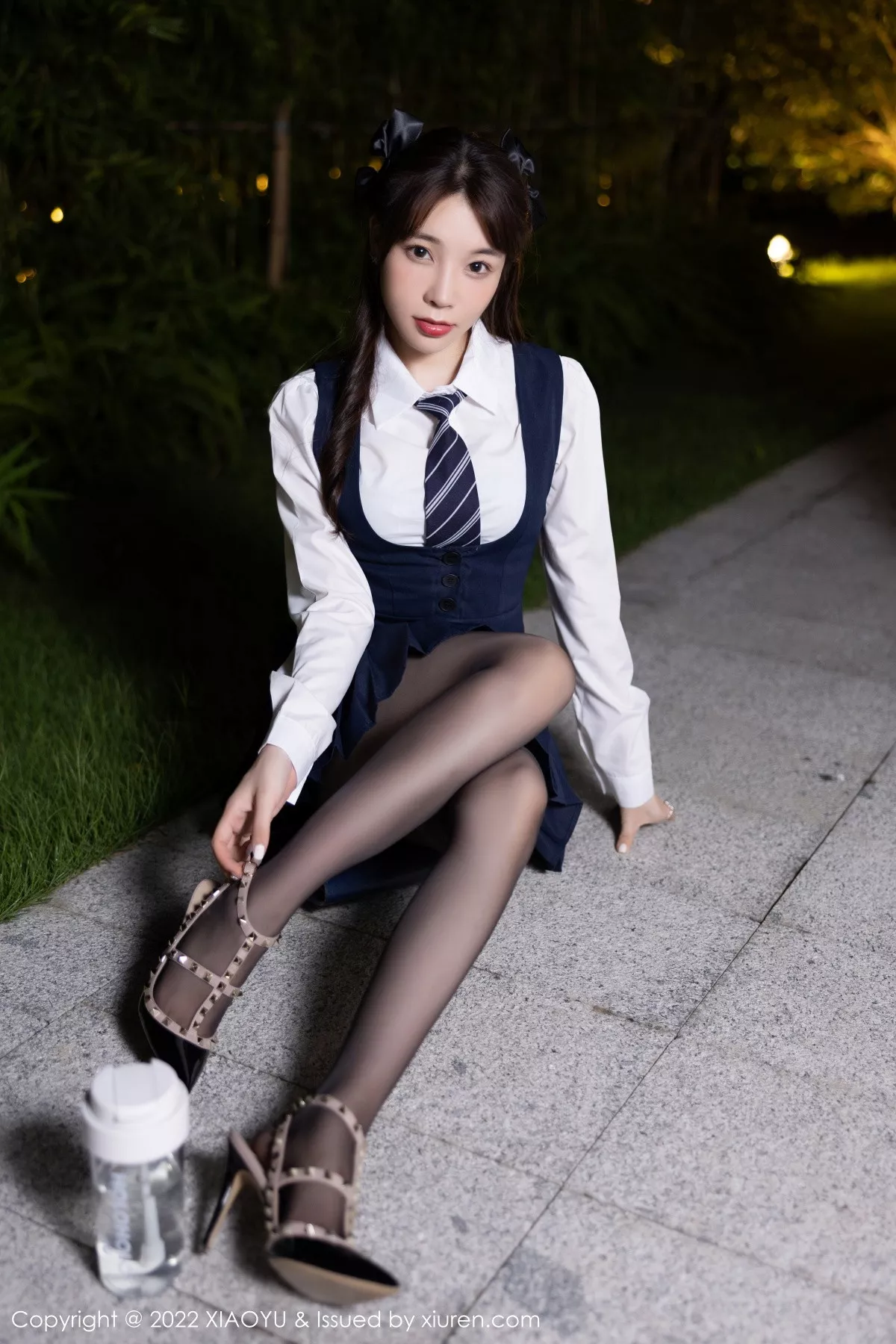 秀人集.com_[XiaoYu画语界]Vol.894_女神徐莉芝Booty深蓝背带裙配超薄黑丝半脱露性感内衣诱惑写真72P