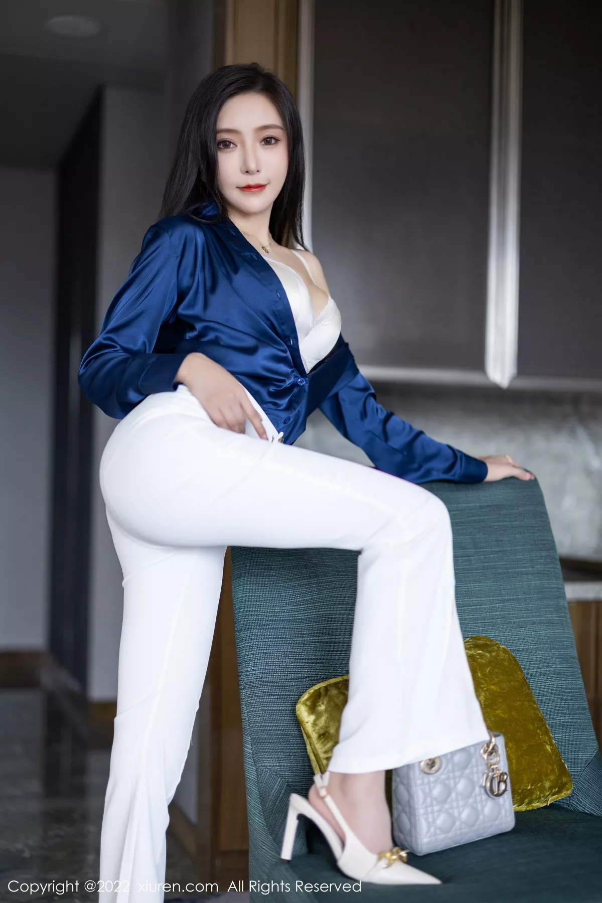 秀人集.com_[XiuRen秀人网]No.5790_女神王馨瑶yanni蓝色上衣配白长裤半脱露性感内衣迷人诱惑写真90P