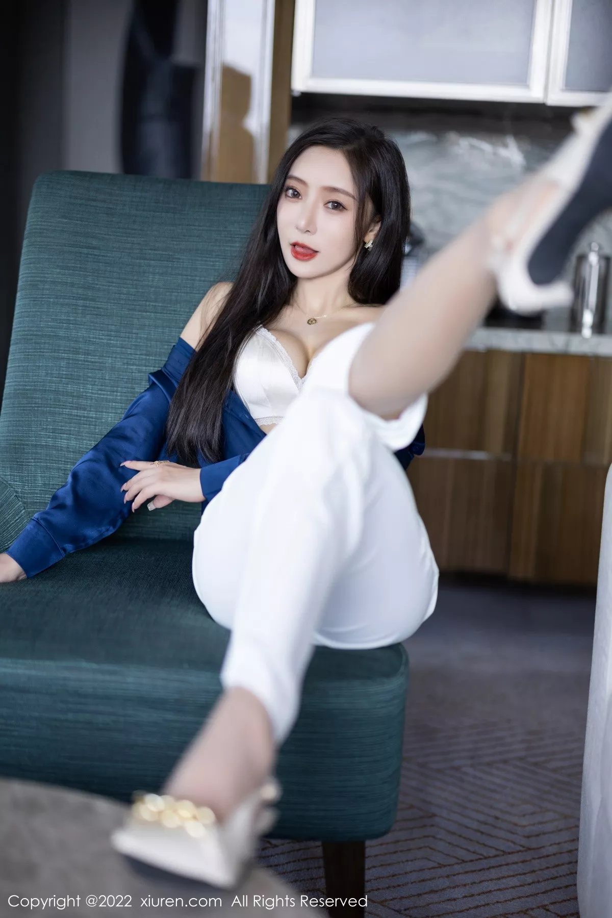 秀人集.com_[XiuRen秀人网]No.5790_女神王馨瑶yanni蓝色上衣配白长裤半脱露性感内衣迷人诱惑写真90P