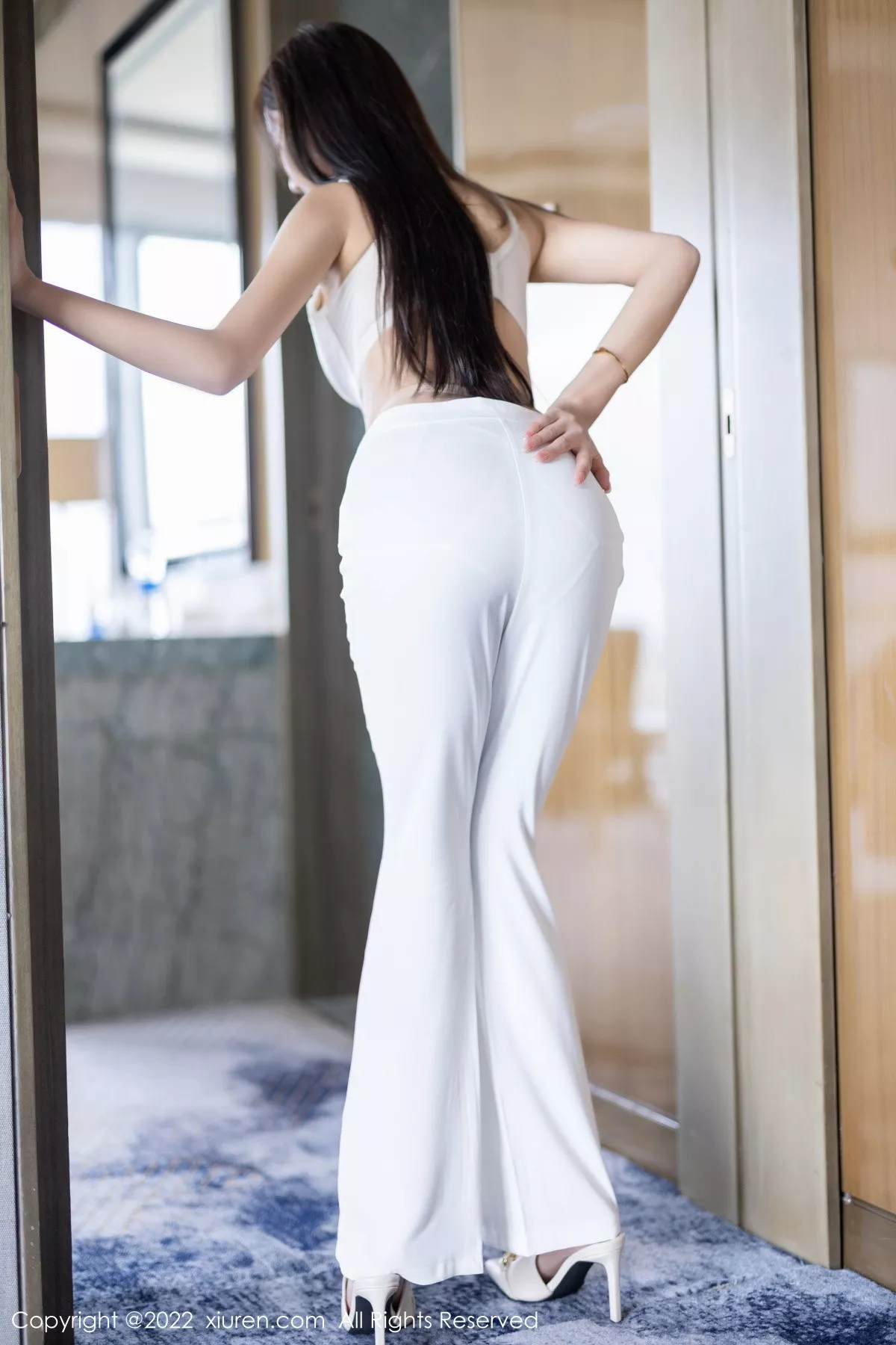 秀人集.com_[XiuRen秀人网]No.5790_女神王馨瑶yanni蓝色上衣配白长裤半脱露性感内衣迷人诱惑写真90P