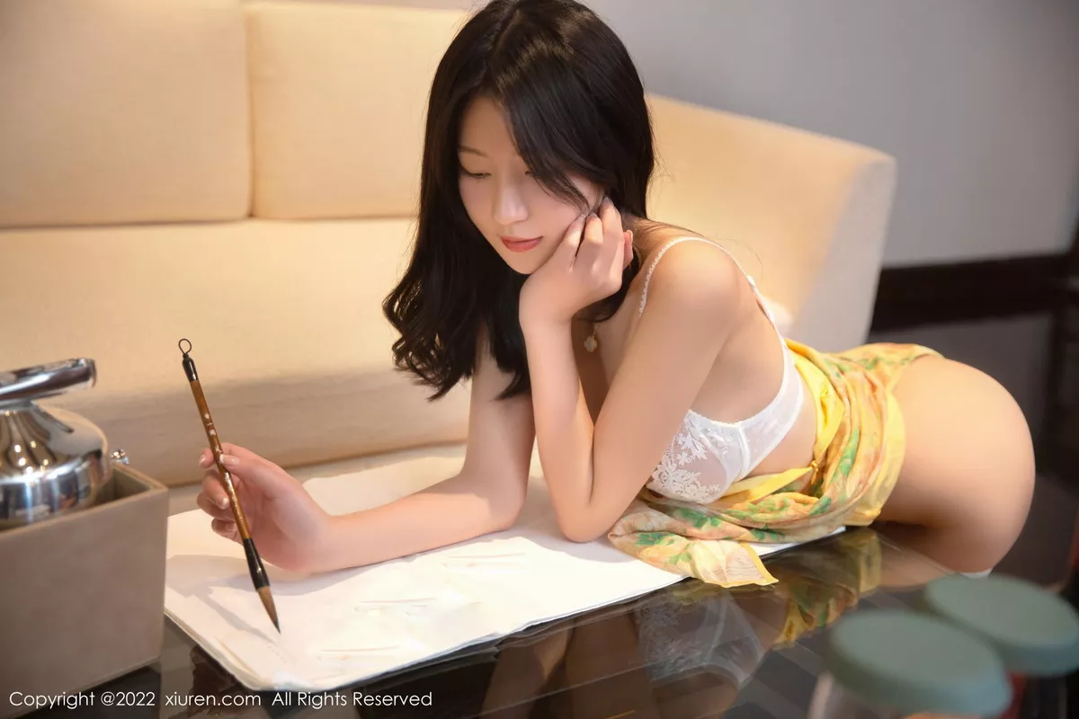 秀人集.com_[XiuRen秀人网]No.5802_模特熊小诺北京旅拍黄色旗袍半脱露蕾丝内衣超薄肉丝诱惑写真80P