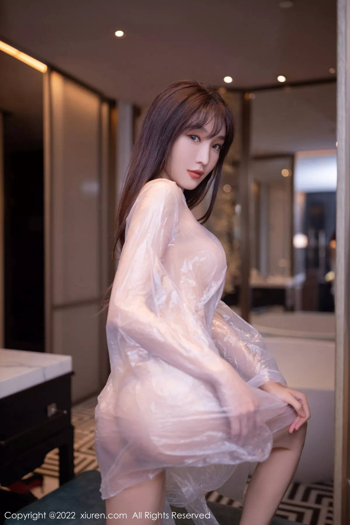 秀人集.com_[XiuRen秀人网]No.5805_模特陆萱萱北京旅拍染发主题白色薄透胶衣秀火辣身材诱惑写真72P