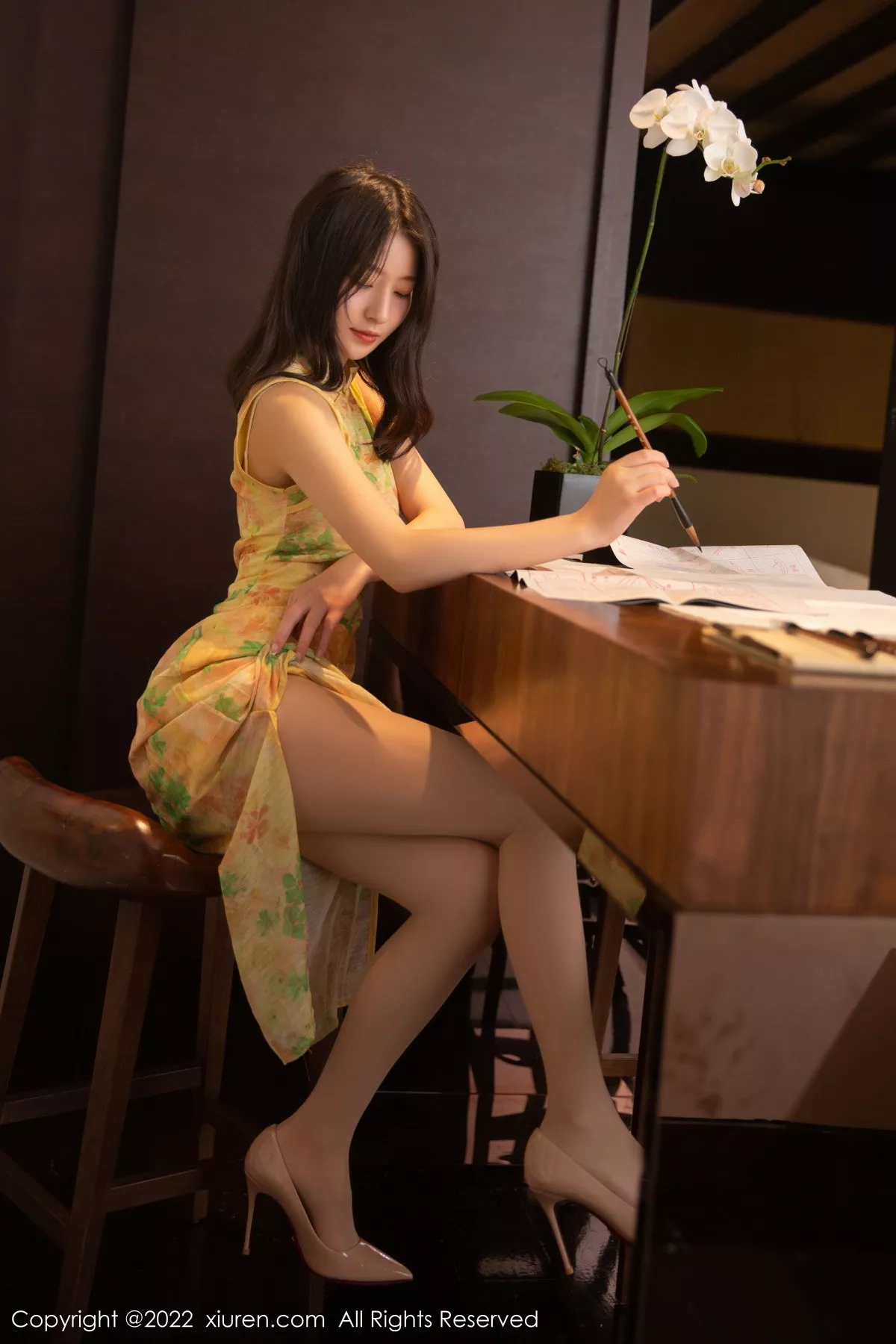 秀人集.com_[XiuRen秀人网]No.5802_模特熊小诺北京旅拍黄色旗袍半脱露蕾丝内衣超薄肉丝诱惑写真80P