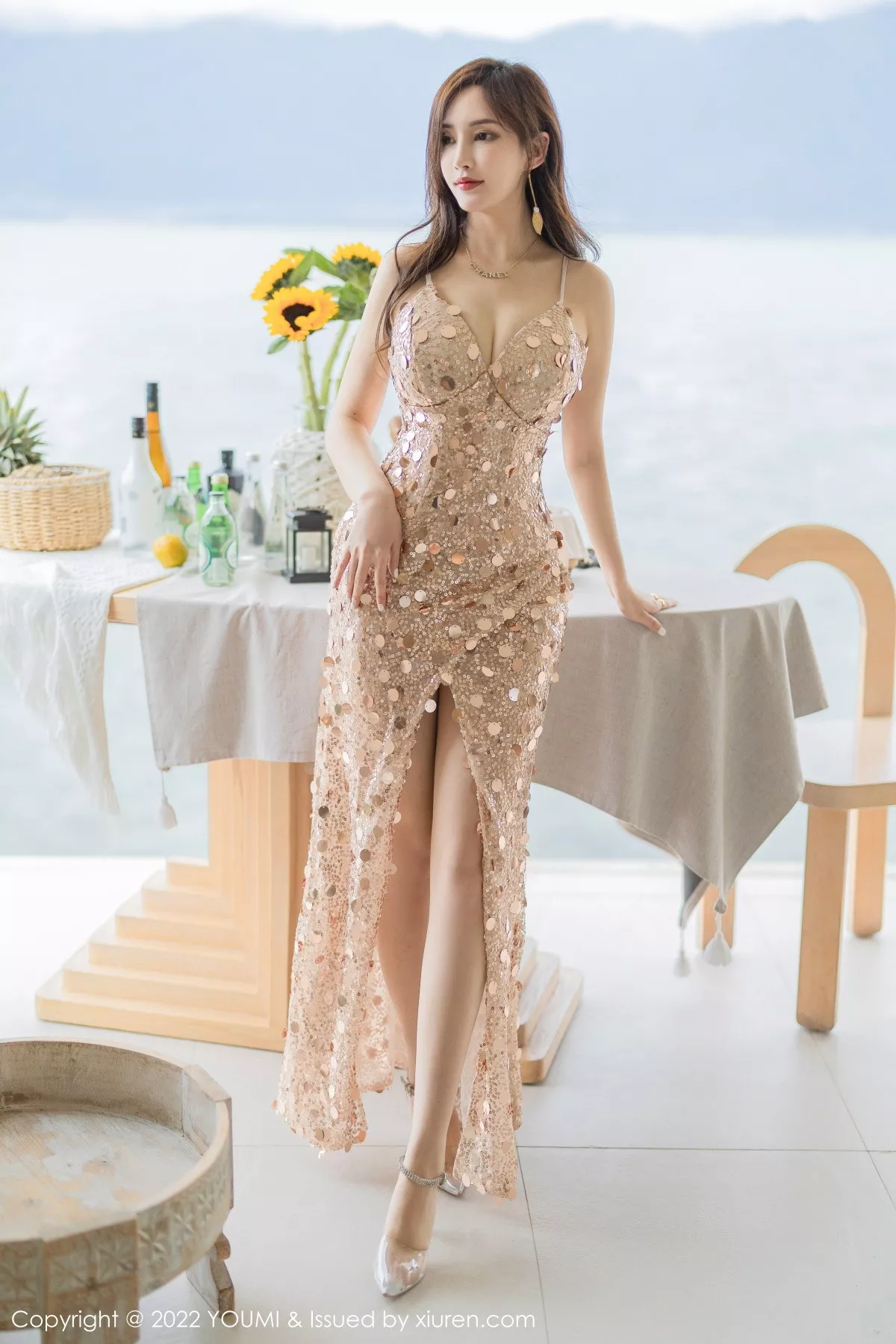 秀人集.com_[YouMi尤蜜荟]Vol.861_女神奶瓶土肥圆大理旅拍浅色闪亮吊带长裙秀完美身材诱惑写真78P
