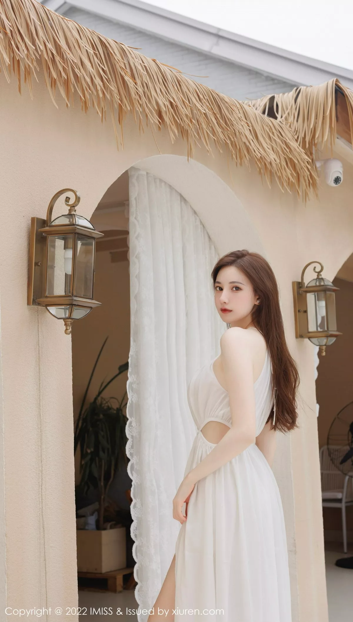 秀人集.com_[IMISS爱蜜社]Vol.706_气质女神Lynn刘奕宁户外场景性感白色长裙秀曼妙身材迷人写真41P