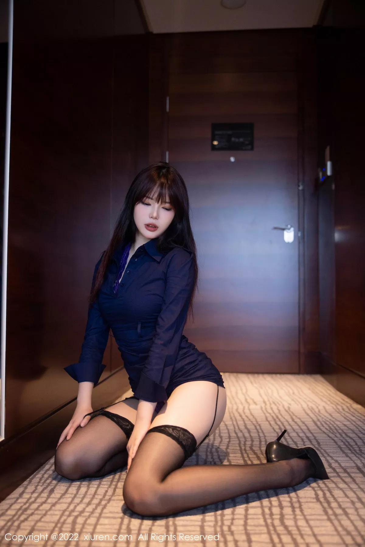 秀人集.com_[XiuRen秀人网]No.5813_模特Arude薇薇脱深蓝色连衣短裙露紫色情趣蕾丝内衣诱惑写真69P