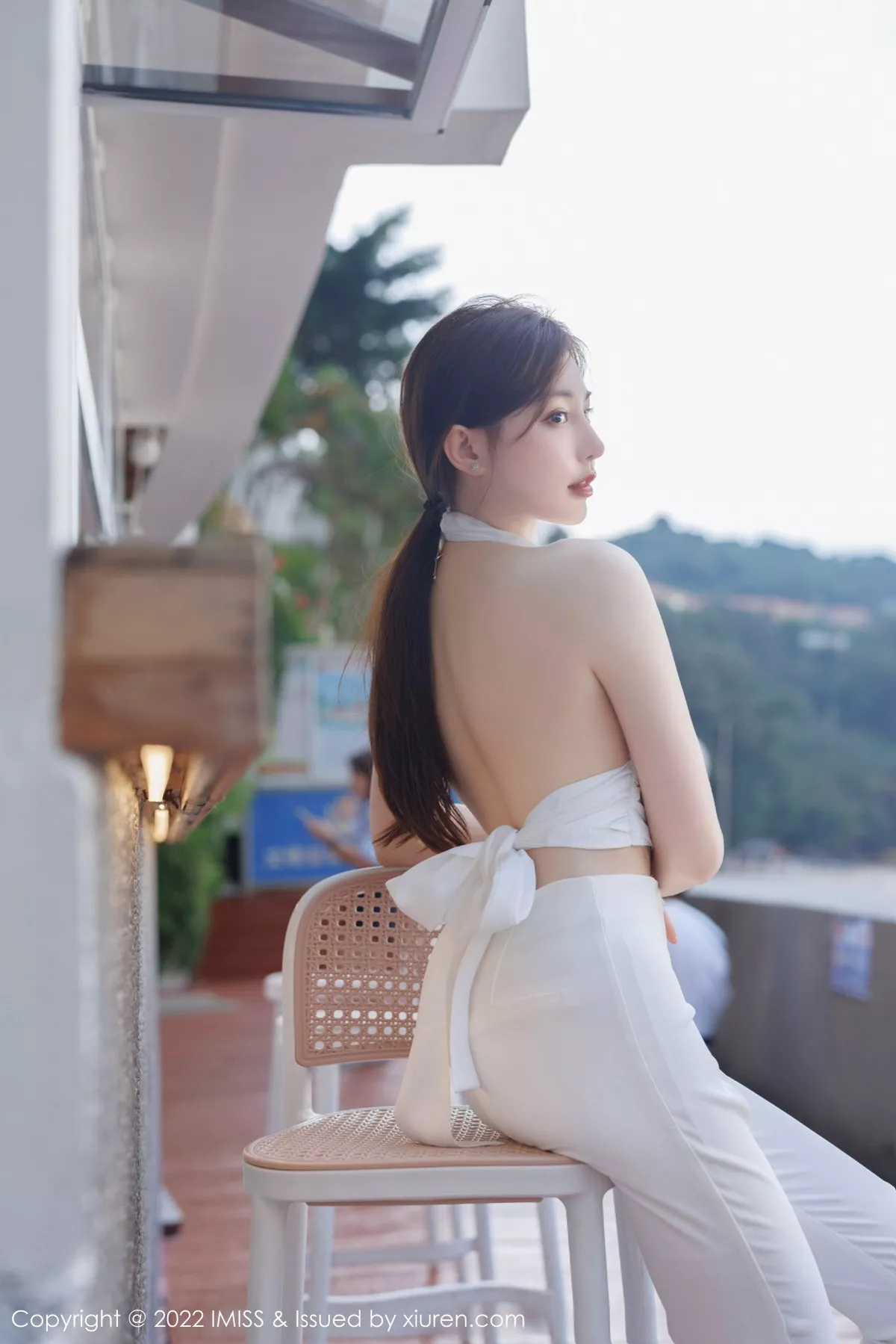 秀人集.com_[IMISS爱蜜社]Vol.706_气质女神Lynn刘奕宁户外场景性感白色长裙秀曼妙身材迷人写真41P