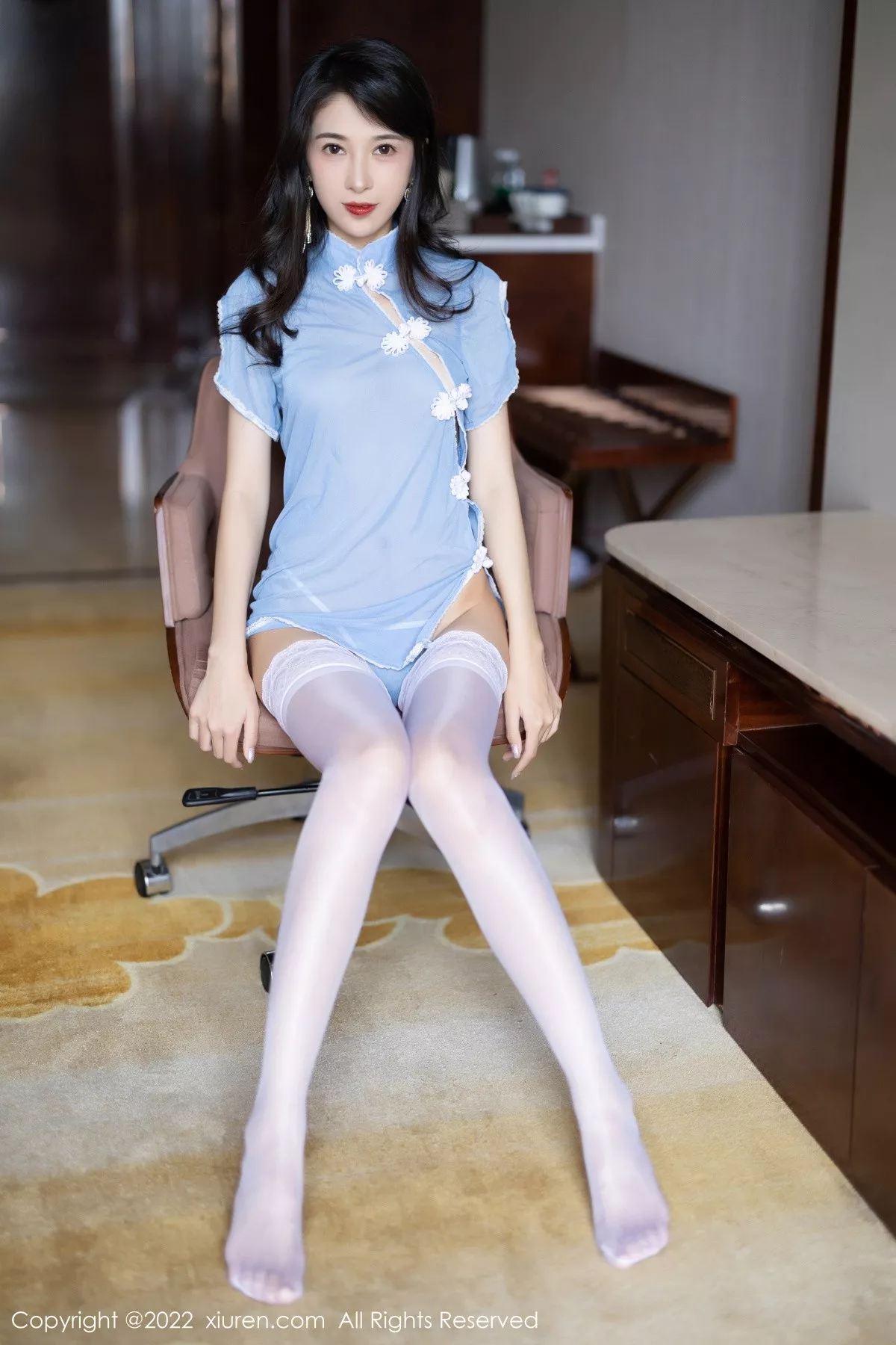 秀人集.com_[XiuRen秀人网]No.5816_模特林乐一性感淡蓝短款旗袍配白色蕾丝袜秀翘臀美腿诱惑写真78P