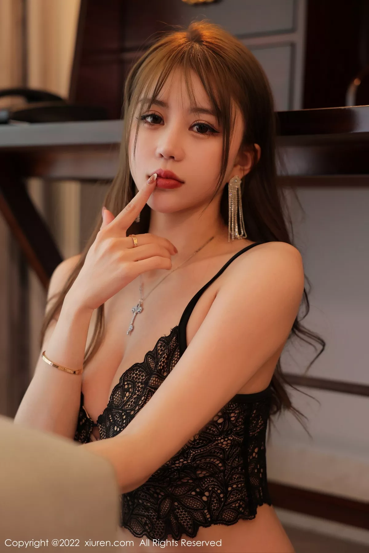 秀人集.com_[XiuRen秀人网]No.5822_模特tina_甜仔海南旅拍黑色蕾丝内衣配黑丝吊袜撩人诱惑写真54P