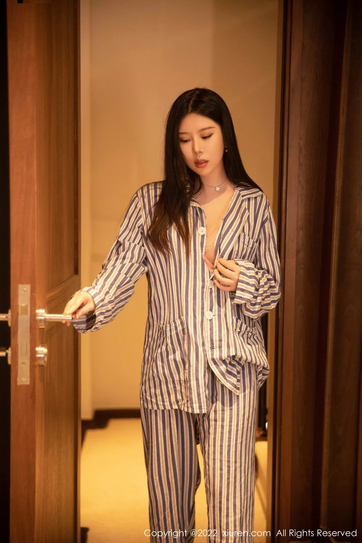 秀人集.com_[XiuRen秀人网]No.5820_模特白茹雪私房脱竖条衬衫露性感粉色内衣配超薄肉丝诱惑写真82P