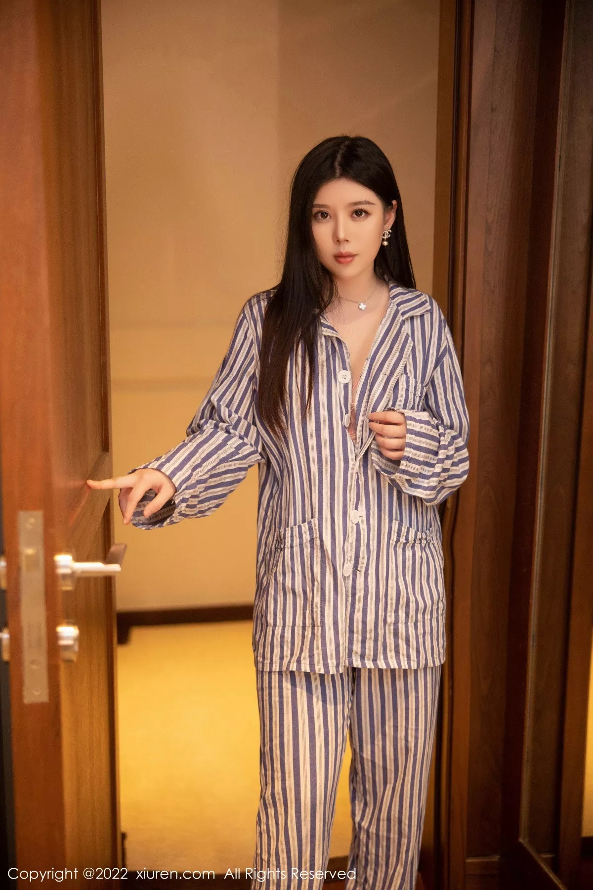 秀人集.com_[XiuRen秀人网]No.5820_模特白茹雪私房脱竖条衬衫露性感粉色内衣配超薄肉丝诱惑写真82P