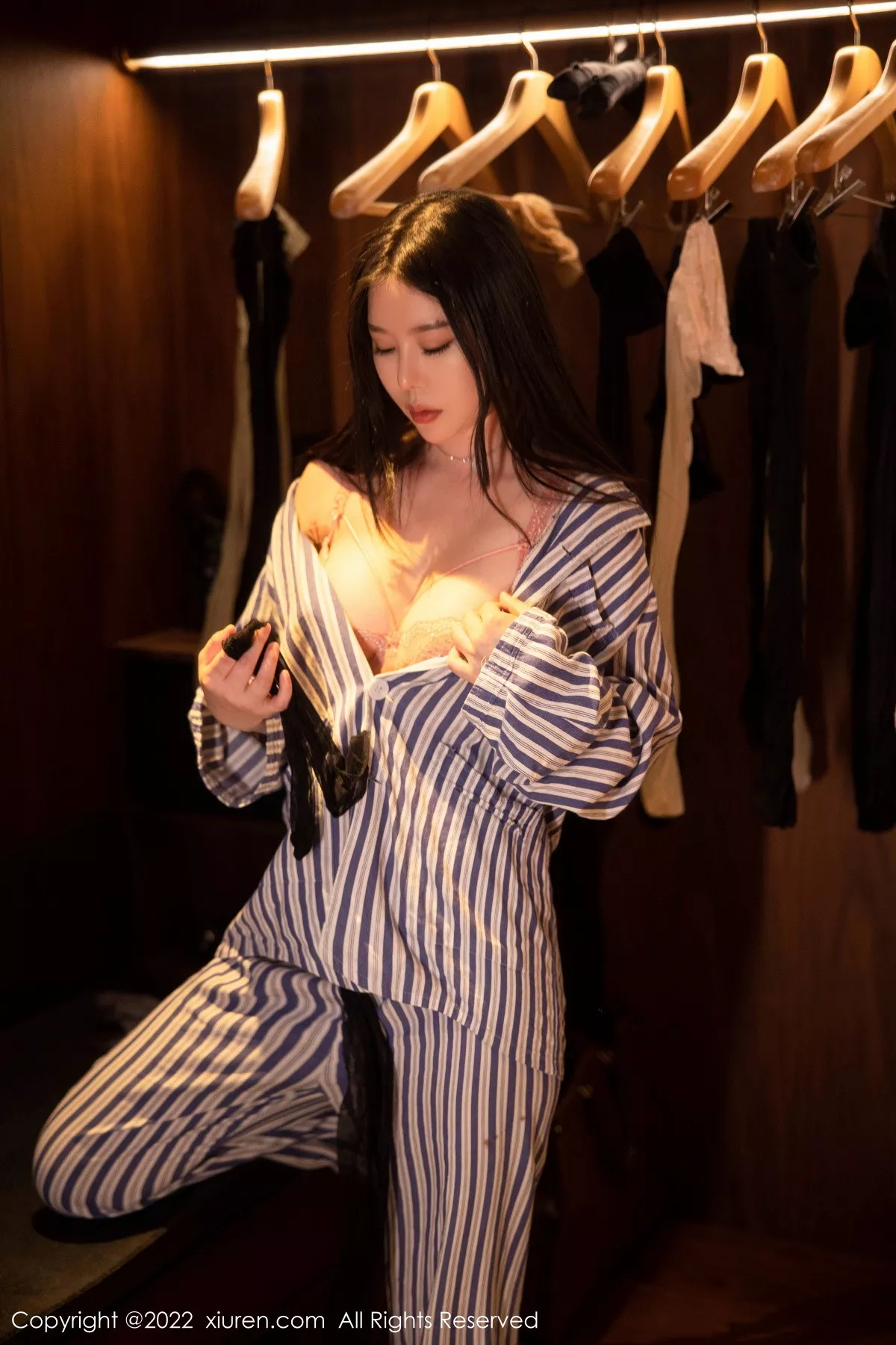 秀人集.com_[XiuRen秀人网]No.5820_模特白茹雪私房脱竖条衬衫露性感粉色内衣配超薄肉丝诱惑写真82P