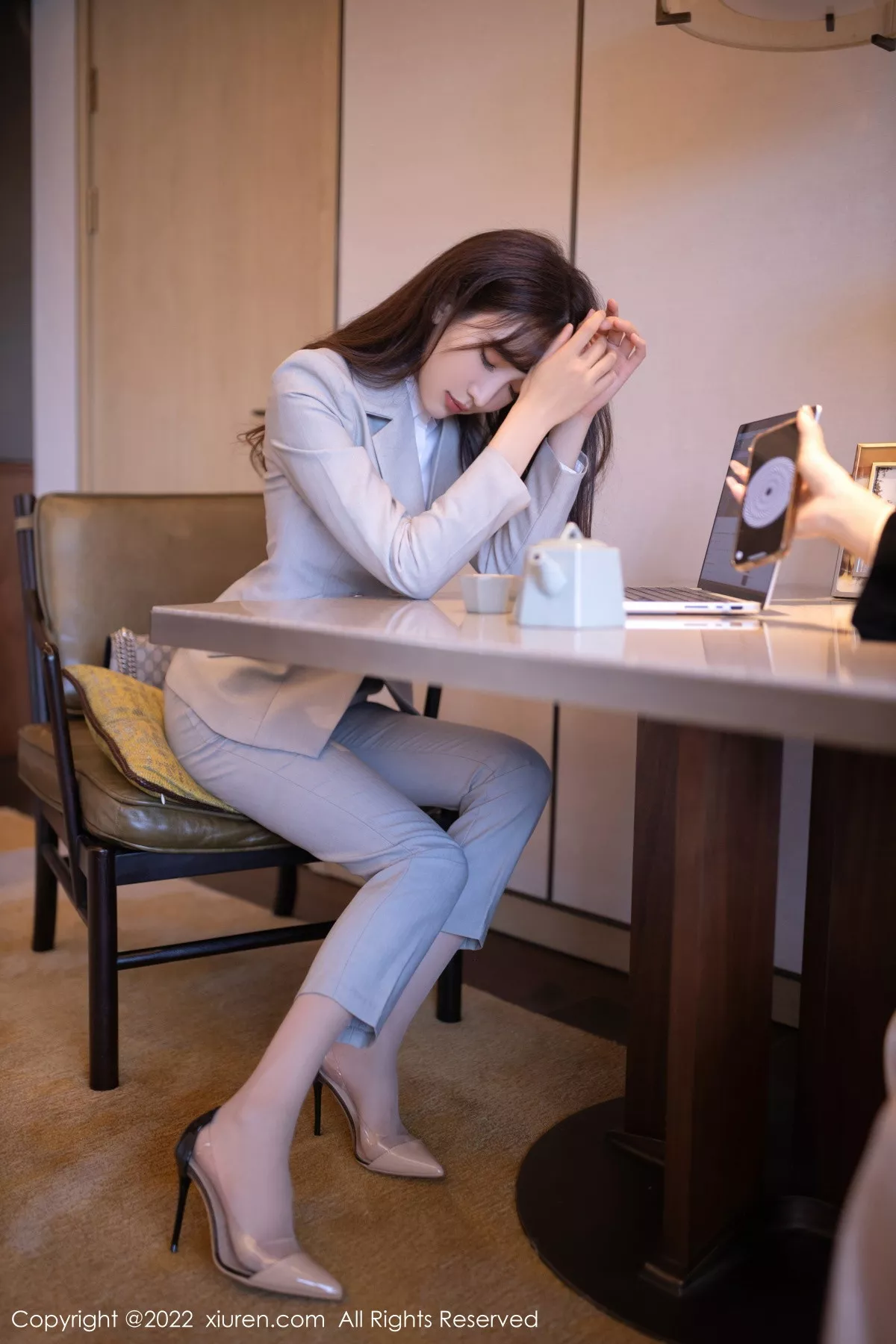 秀人集.com_[XiuRen秀人网]No.5840_模特陆萱萱北京旅拍催眠主题脱灰色制服露红色蕾丝内衣诱惑写真80P