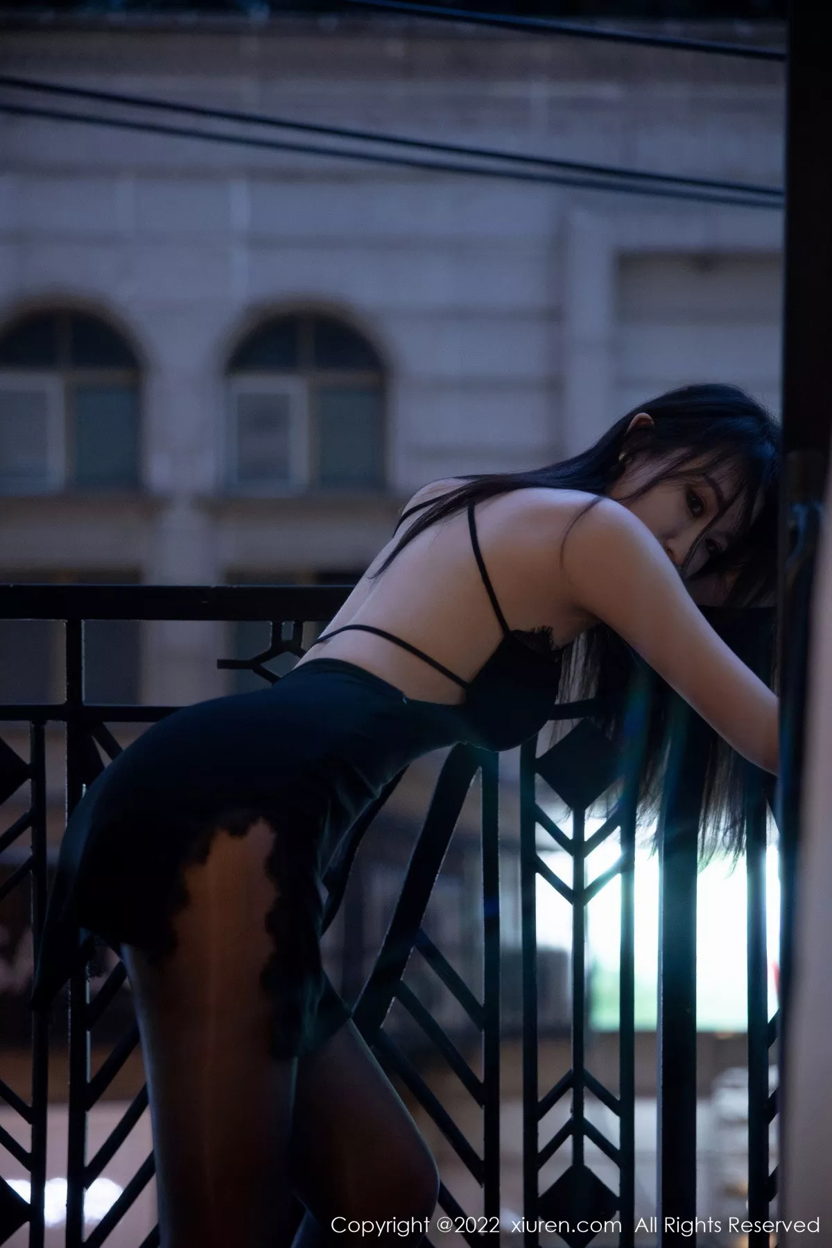 秀人集.com_[XiuRen秀人网]No.5833_新人模特司柠性感黑色吊带短裙配超薄无内黑丝秀翘臀诱惑写真63P