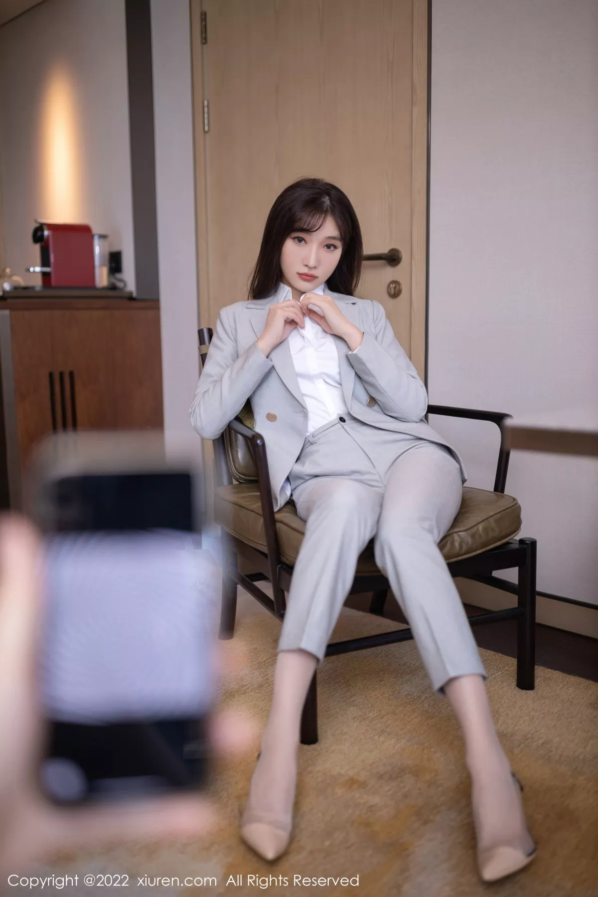 秀人集.com_[XiuRen秀人网]No.5840_模特陆萱萱北京旅拍催眠主题脱灰色制服露红色蕾丝内衣诱惑写真80P