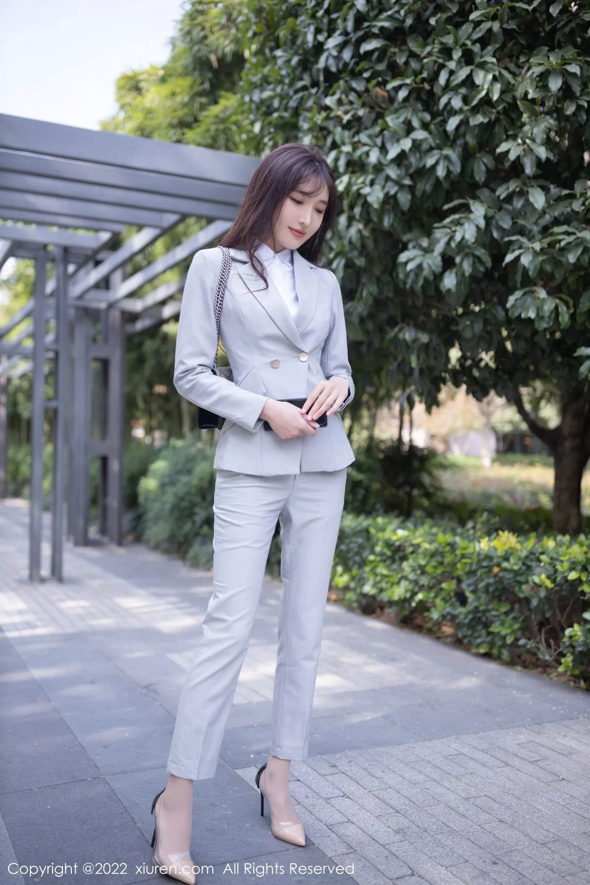 秀人集.com_[XiuRen秀人网]No.5840_模特陆萱萱北京旅拍催眠主题脱灰色制服露红色蕾丝内衣诱惑写真80P