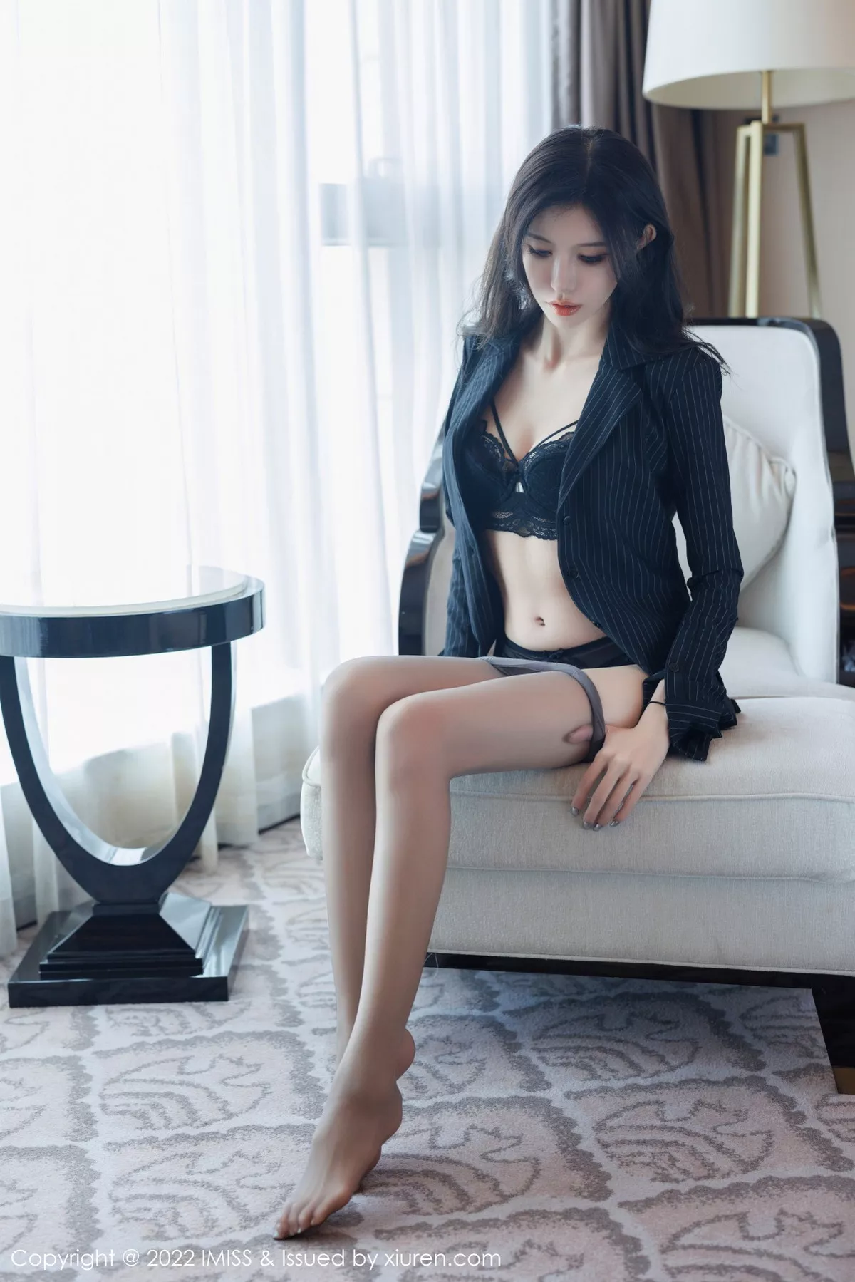 秀人集.com_[IMISS爱蜜社]Vol.707_新人模特泥鳅鳅脱深色外衣露黑色蕾丝内衣配超薄黑丝诱惑写真50P