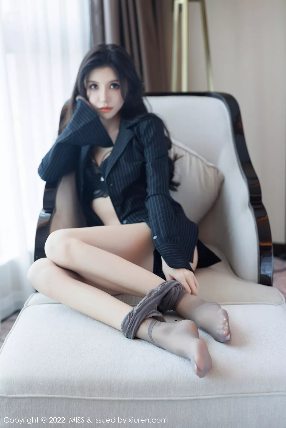 秀人集.com_[IMISS爱蜜社]Vol.707_新人模特泥鳅鳅脱深色外衣露黑色蕾丝内衣配超薄黑丝诱惑写真50P