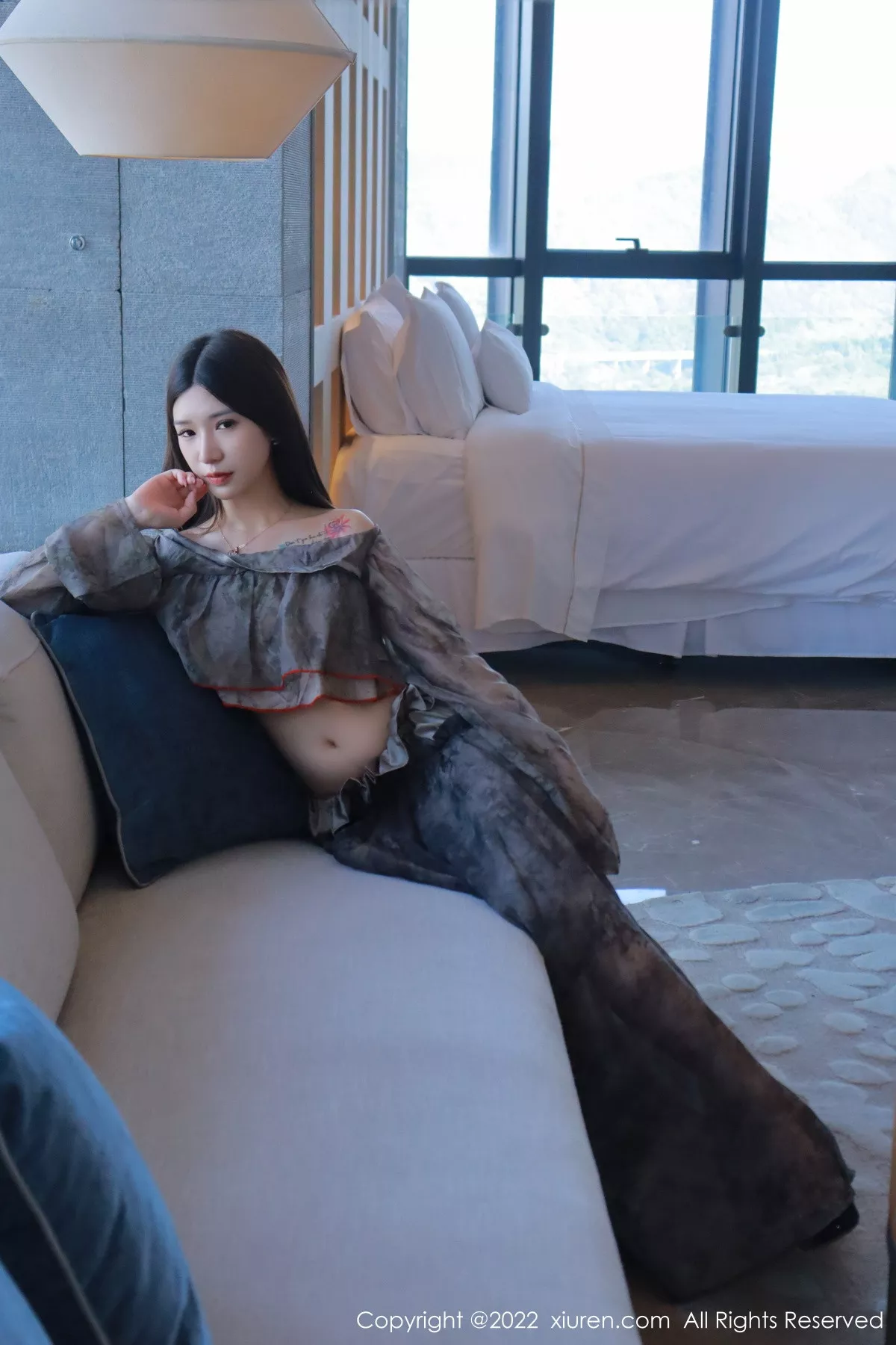 秀人集.com_[XiuRen秀人网]No.5857_模特hebe韩心雨暗灰色上衣配性感长裙露丁字裤秀翘臀诱惑写真50P