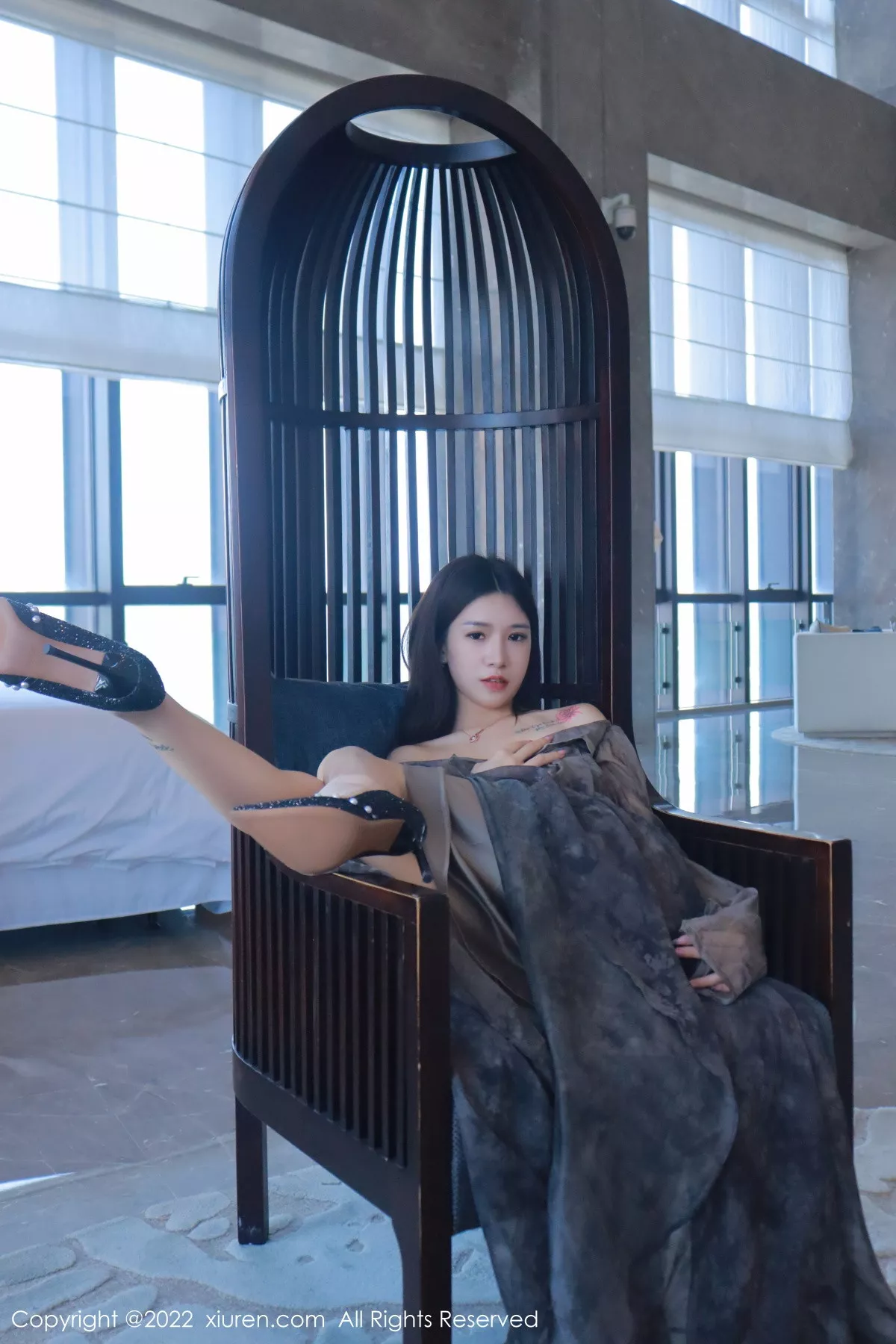 秀人集.com_[XiuRen秀人网]No.5857_模特hebe韩心雨暗灰色上衣配性感长裙露丁字裤秀翘臀诱惑写真50P