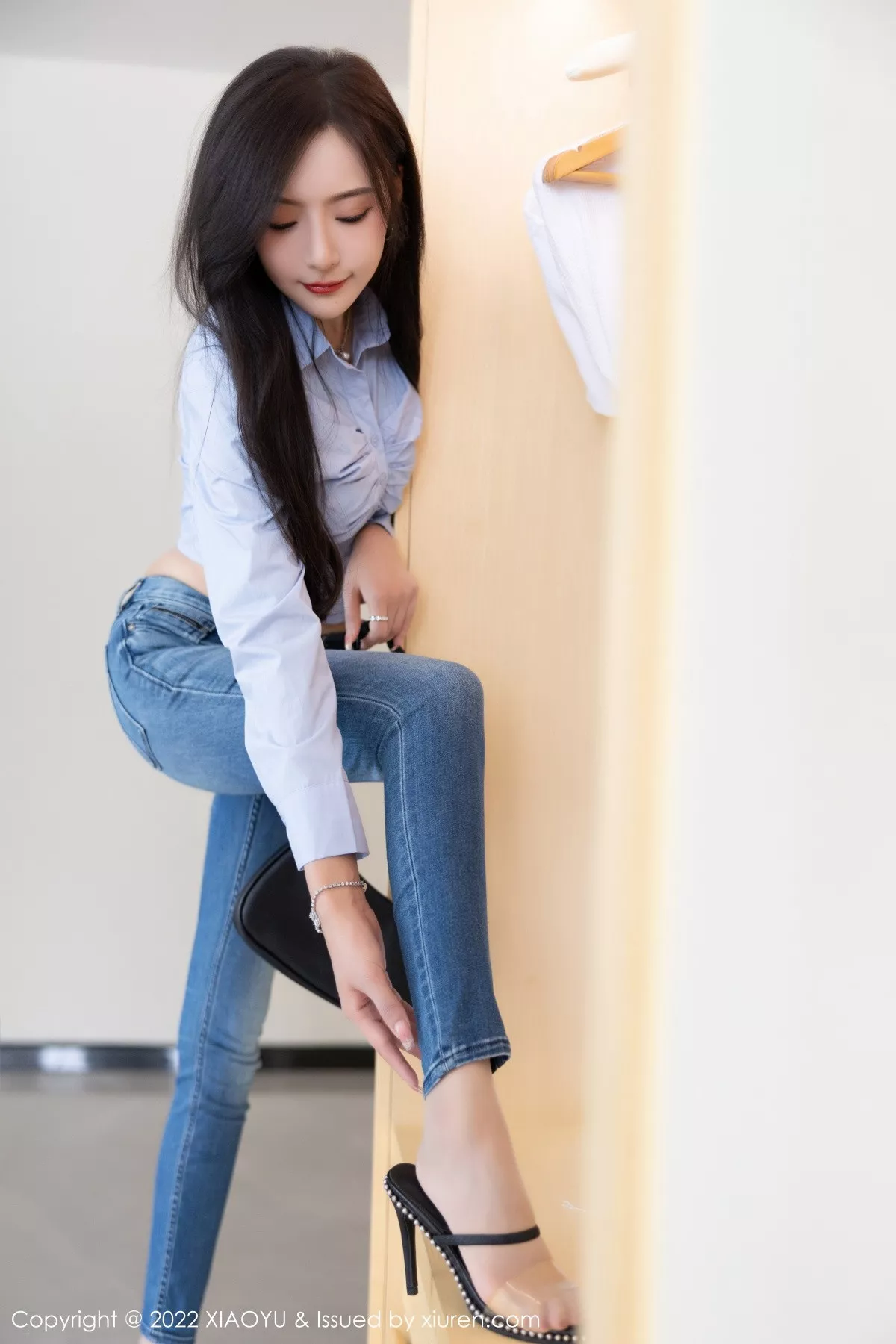 秀人集.com_[XiaoYu画语界]Vol.904_女神王馨瑶yanni杭州旅拍浅蓝T恤配牛仔裤露白色内衣诱惑写真88P